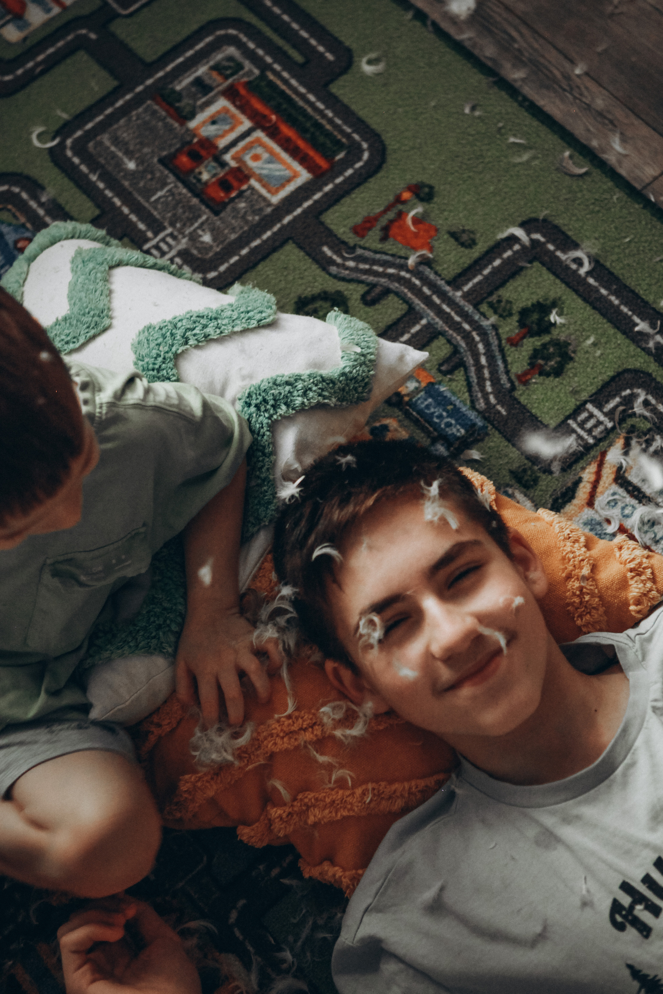 Каникулы. Братья. Перья. Фотограф Анастасия Кузьменко