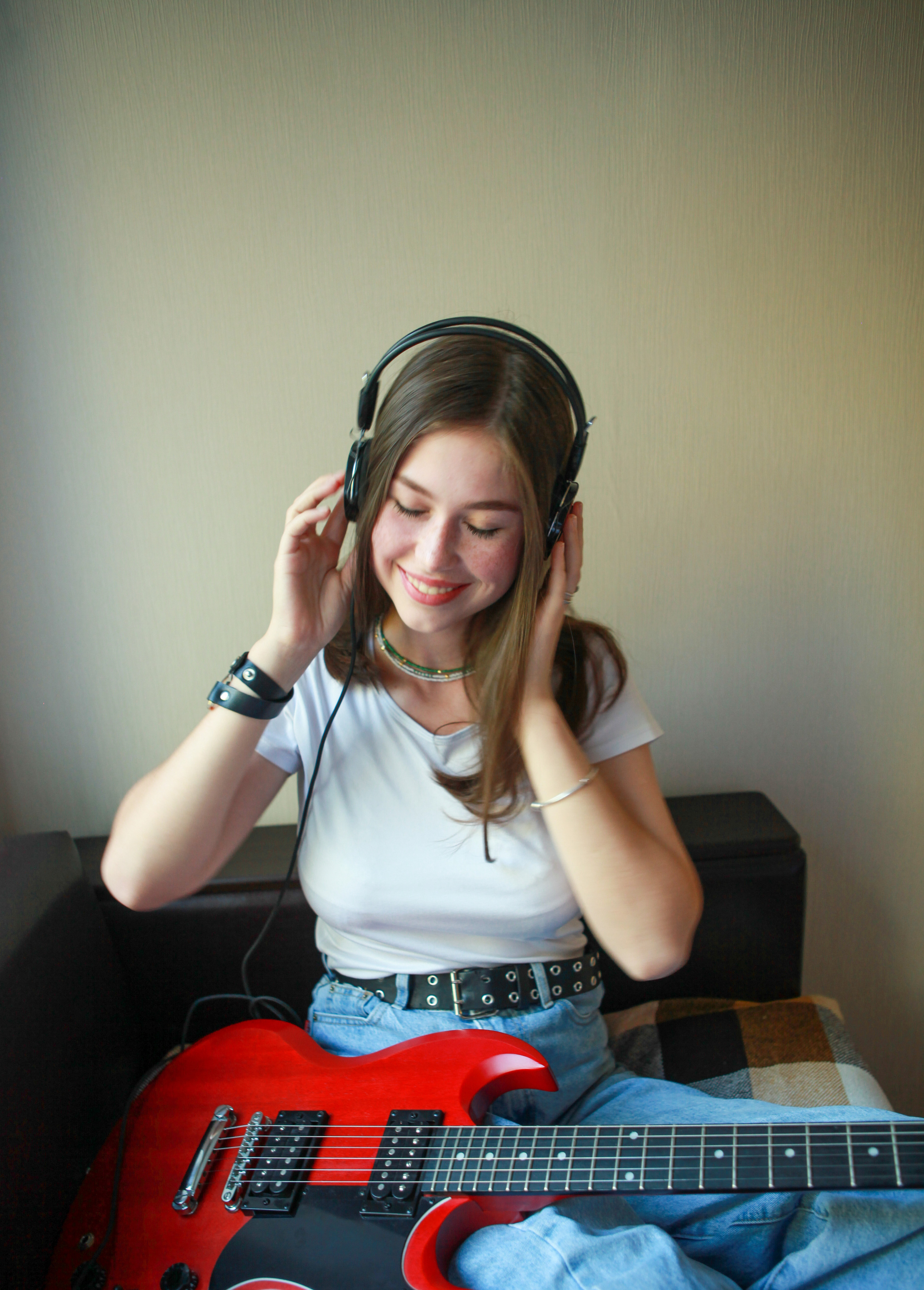 Между жизнью и смертью она выбирает гитару. Фотограф Анастасия Кузьменко