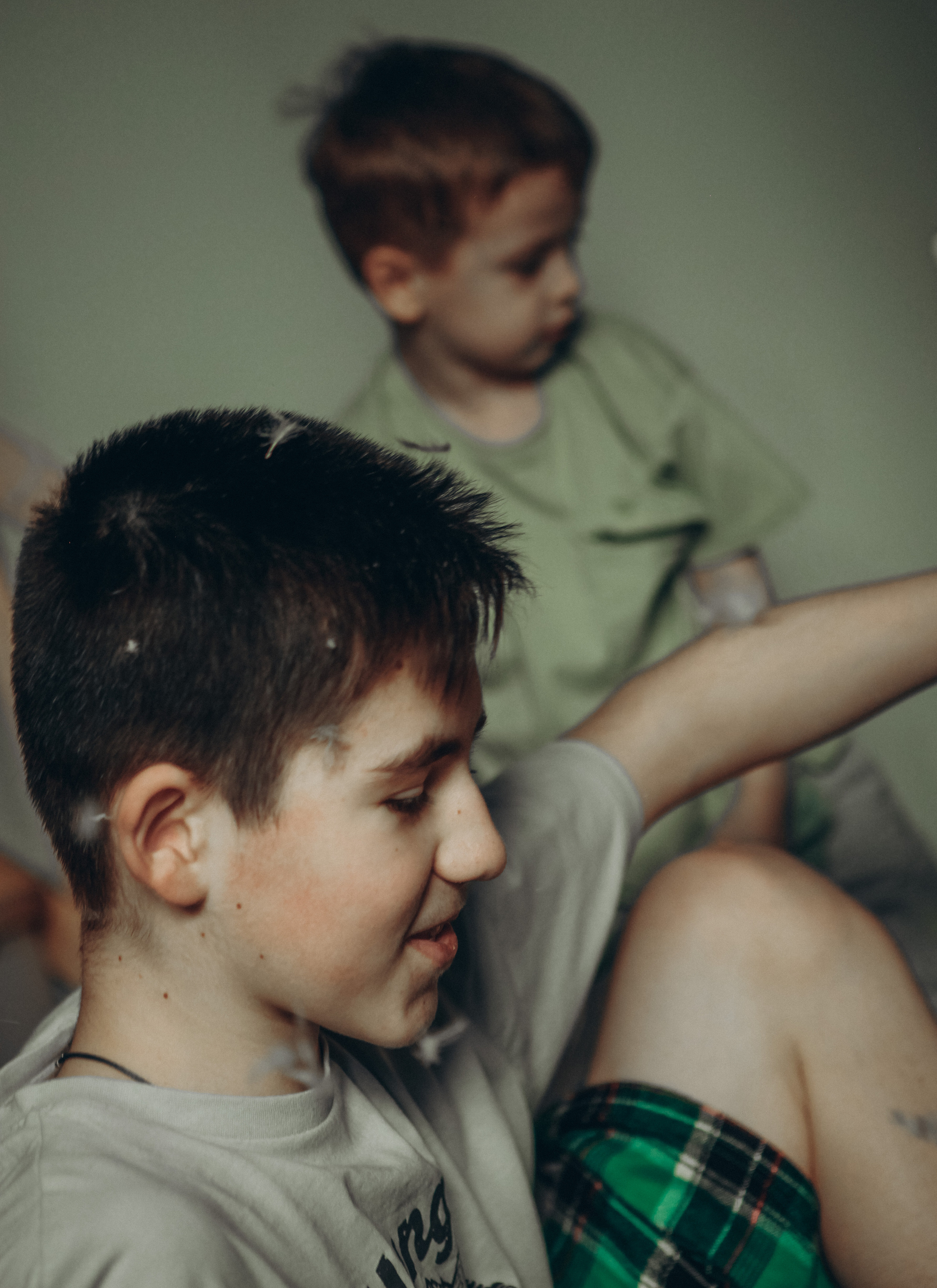 Каникулы. Братья. Перья. Фотограф Анастасия Кузьменко