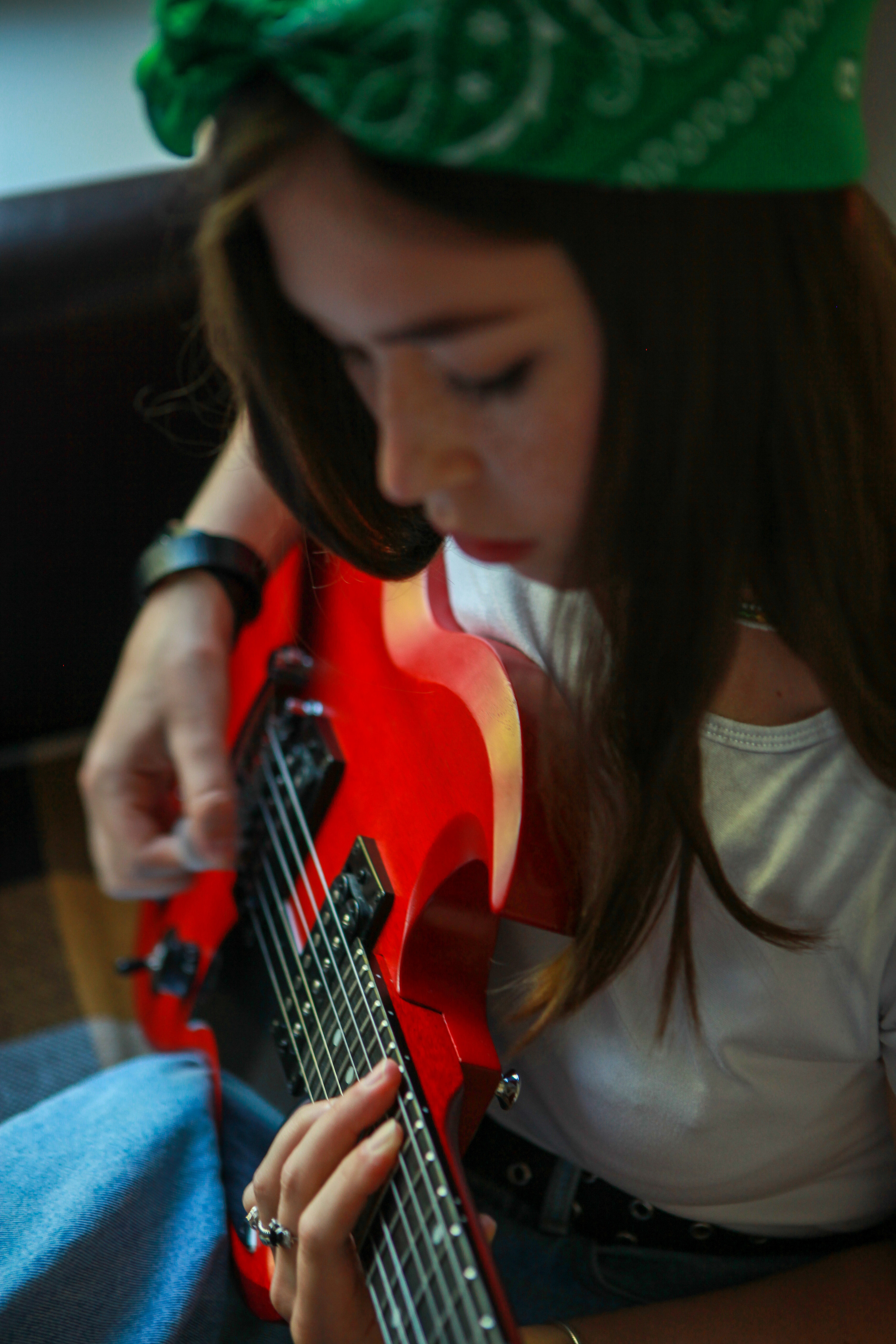 Между жизнью и смертью она выбирает гитару. Фотограф Анастасия Кузьменко