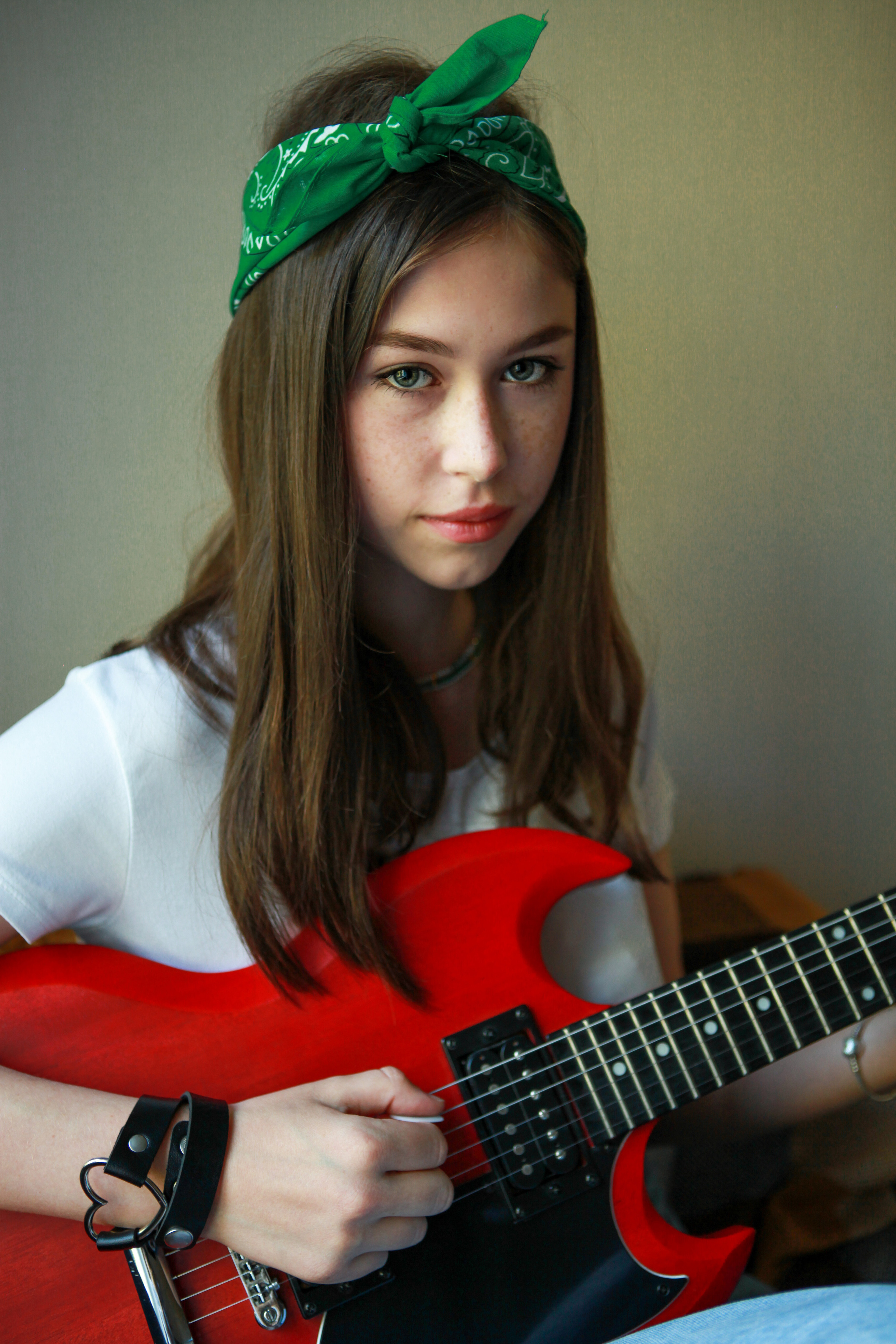 Между жизнью и смертью она выбирает гитару. Фотограф Анастасия Кузьменко