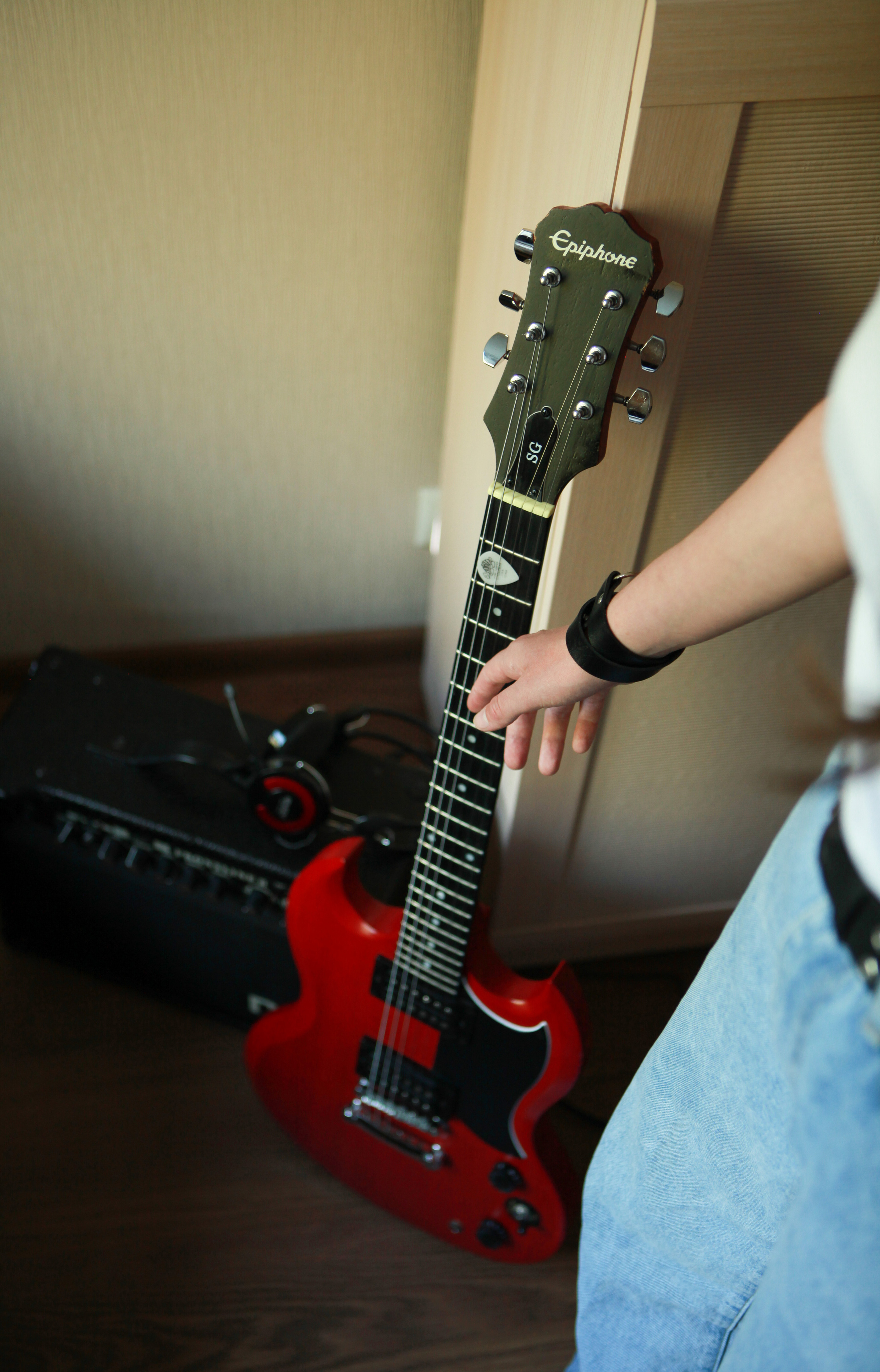 Между жизнью и смертью она выбирает гитару. Фотограф Анастасия Кузьменко