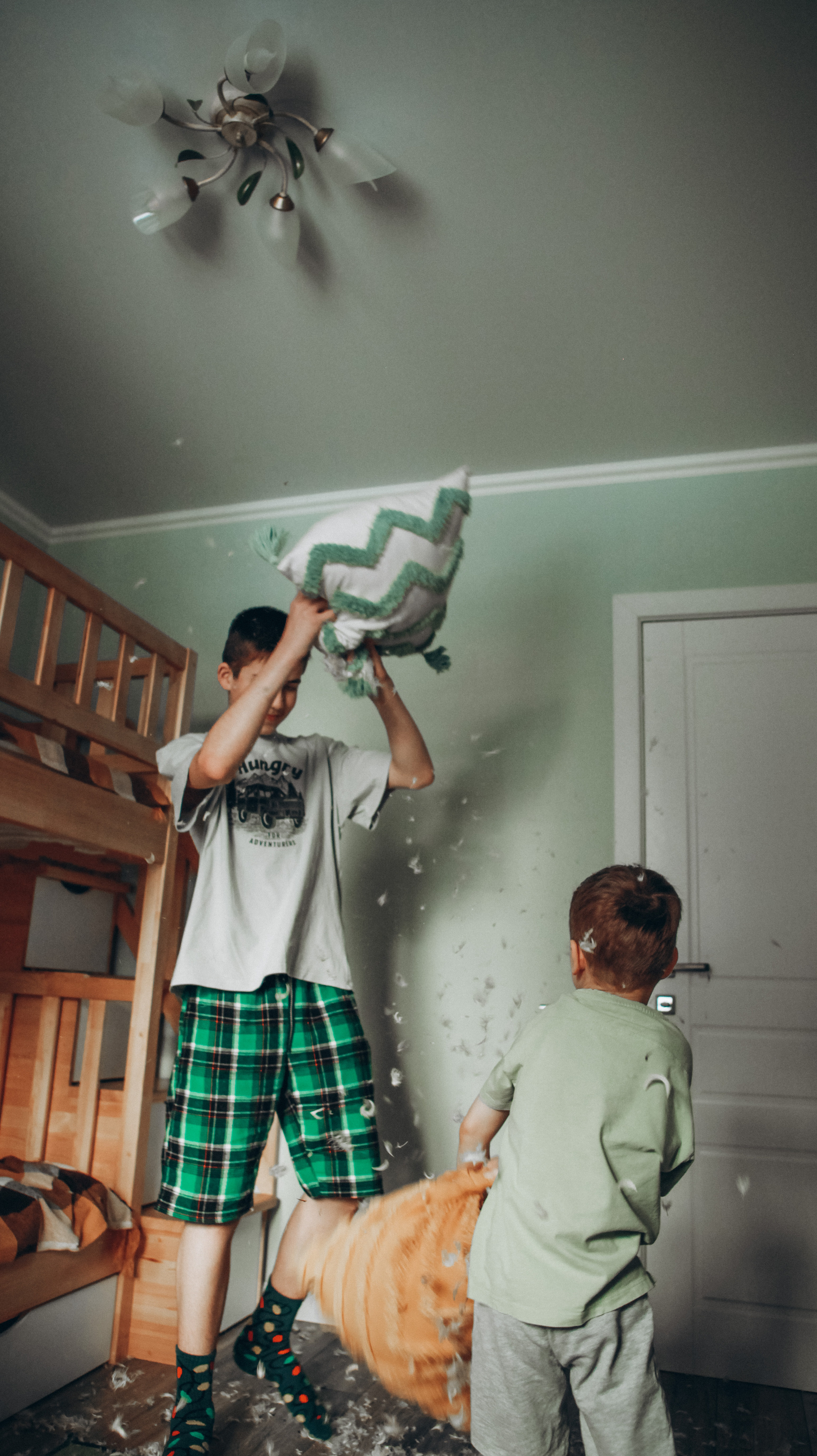 Каникулы. Братья. Перья. Фотограф Анастасия Кузьменко