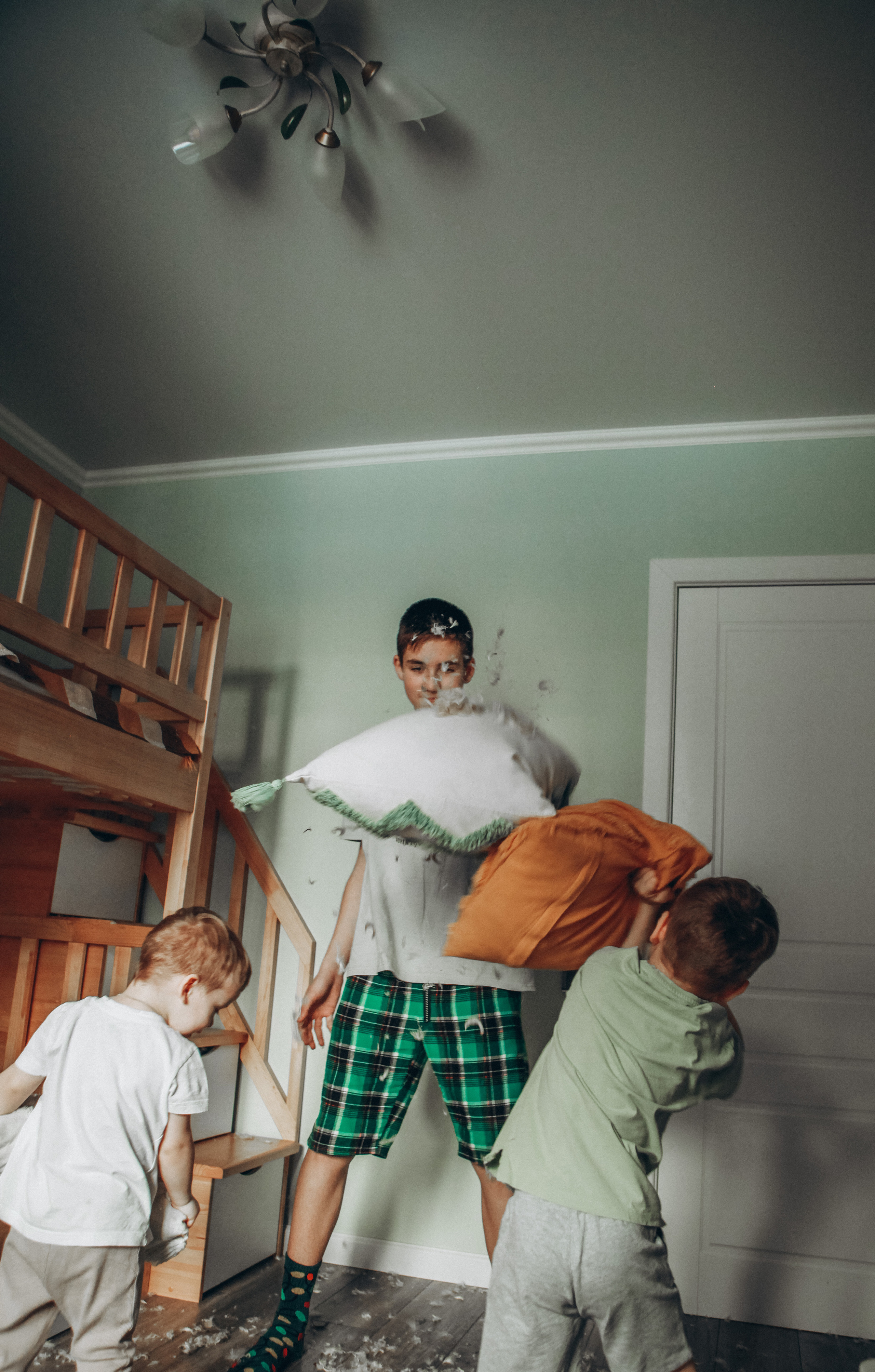 Каникулы. Братья. Перья. Фотограф Анастасия Кузьменко