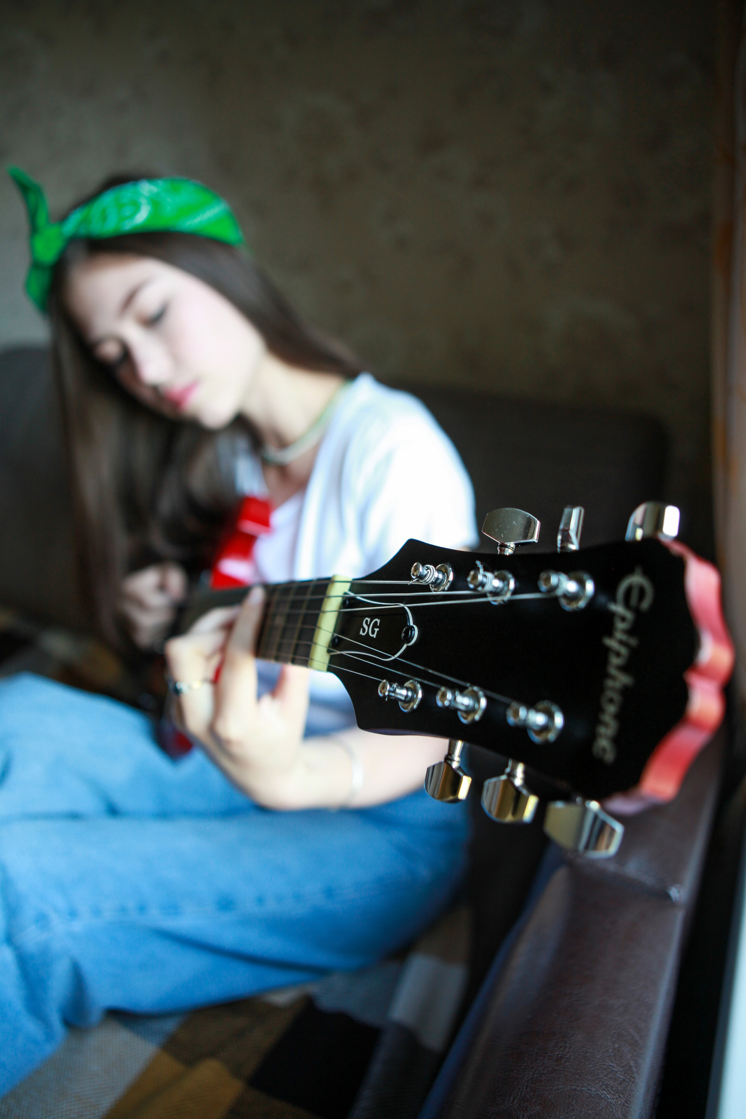 Между жизнью и смертью она выбирает гитару. Фотограф Анастасия Кузьменко