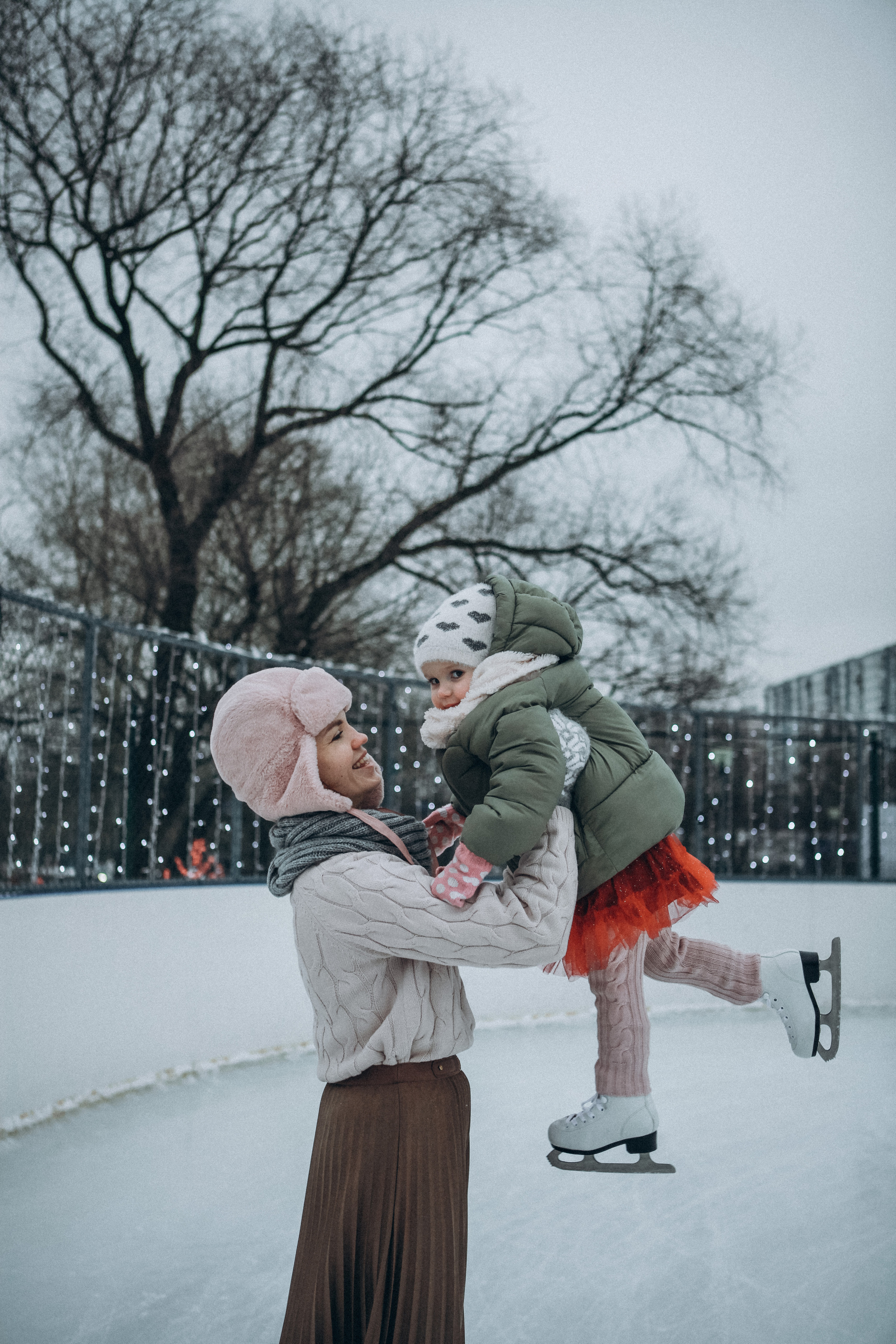 Роза и Варвара. Каток. Фотограф Анастасия Кузьменко