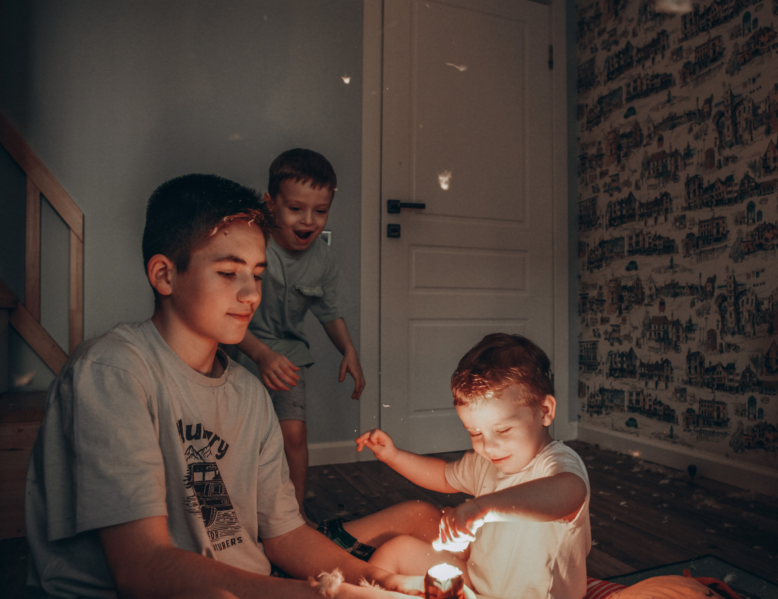 Каникулы. Братья. Перья. Фотограф Анастасия Кузьменко