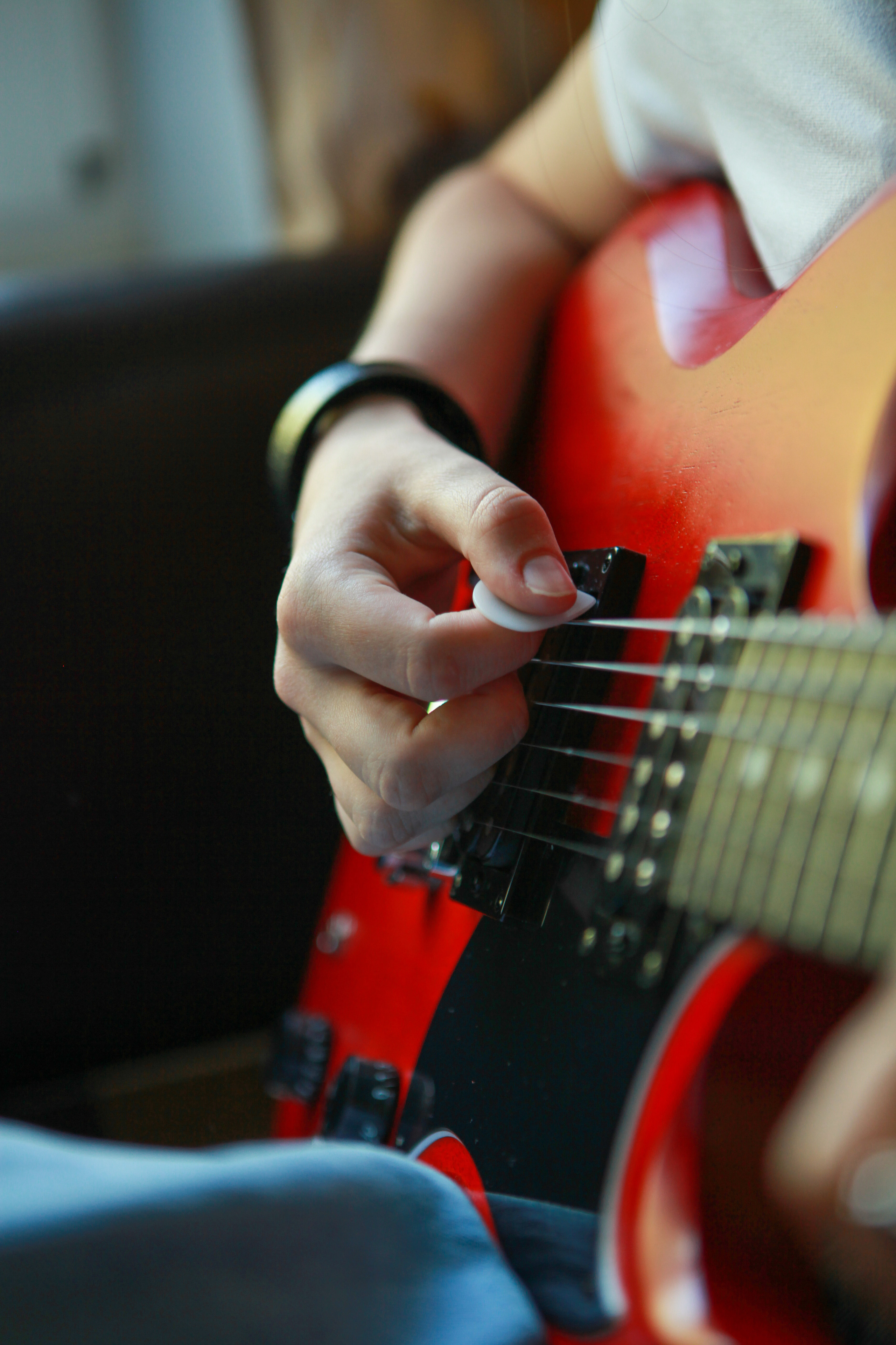 Между жизнью и смертью она выбирает гитару. Фотограф Анастасия Кузьменко