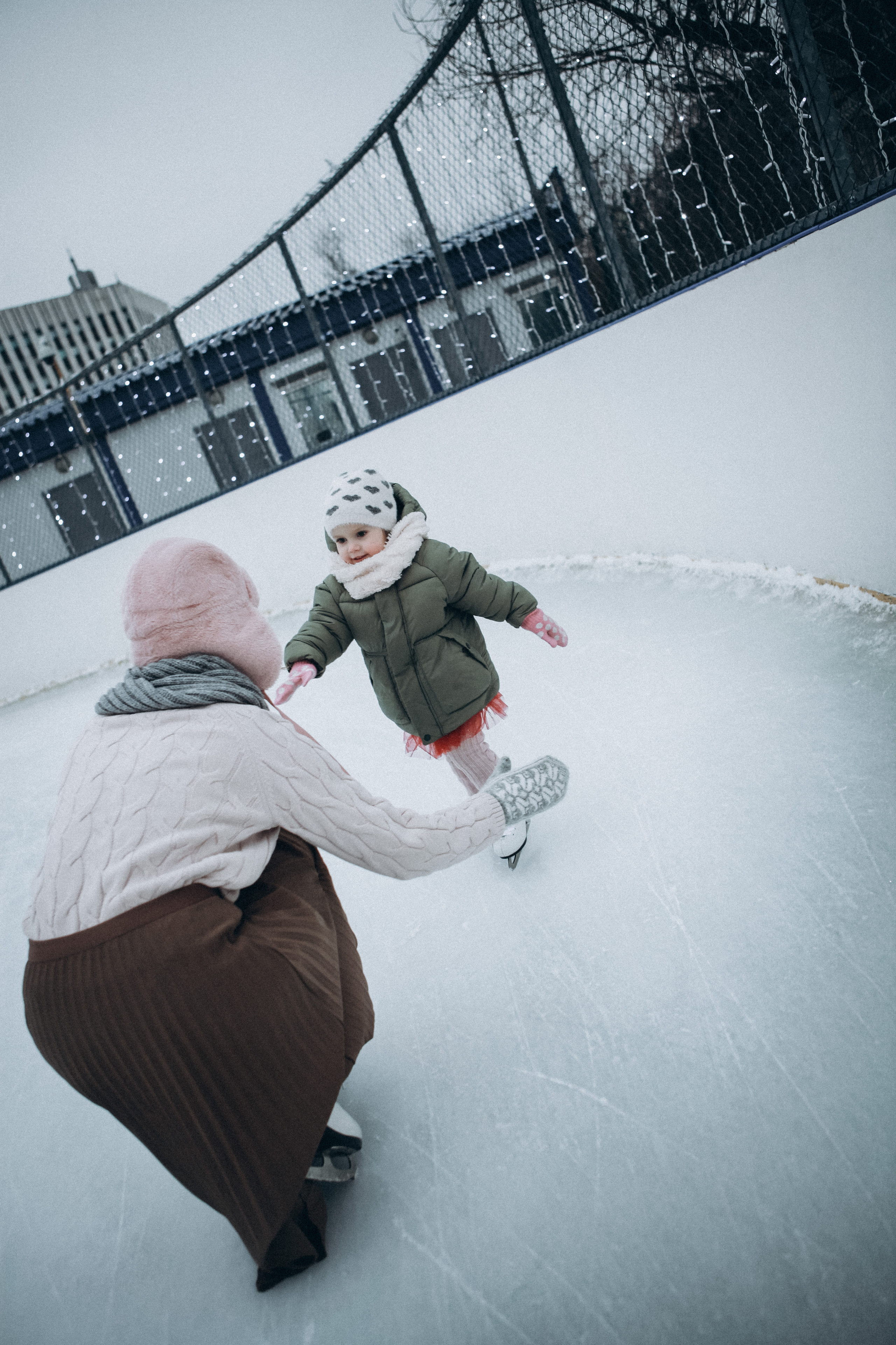 Роза и Варвара. Каток. Фотограф Анастасия Кузьменко
