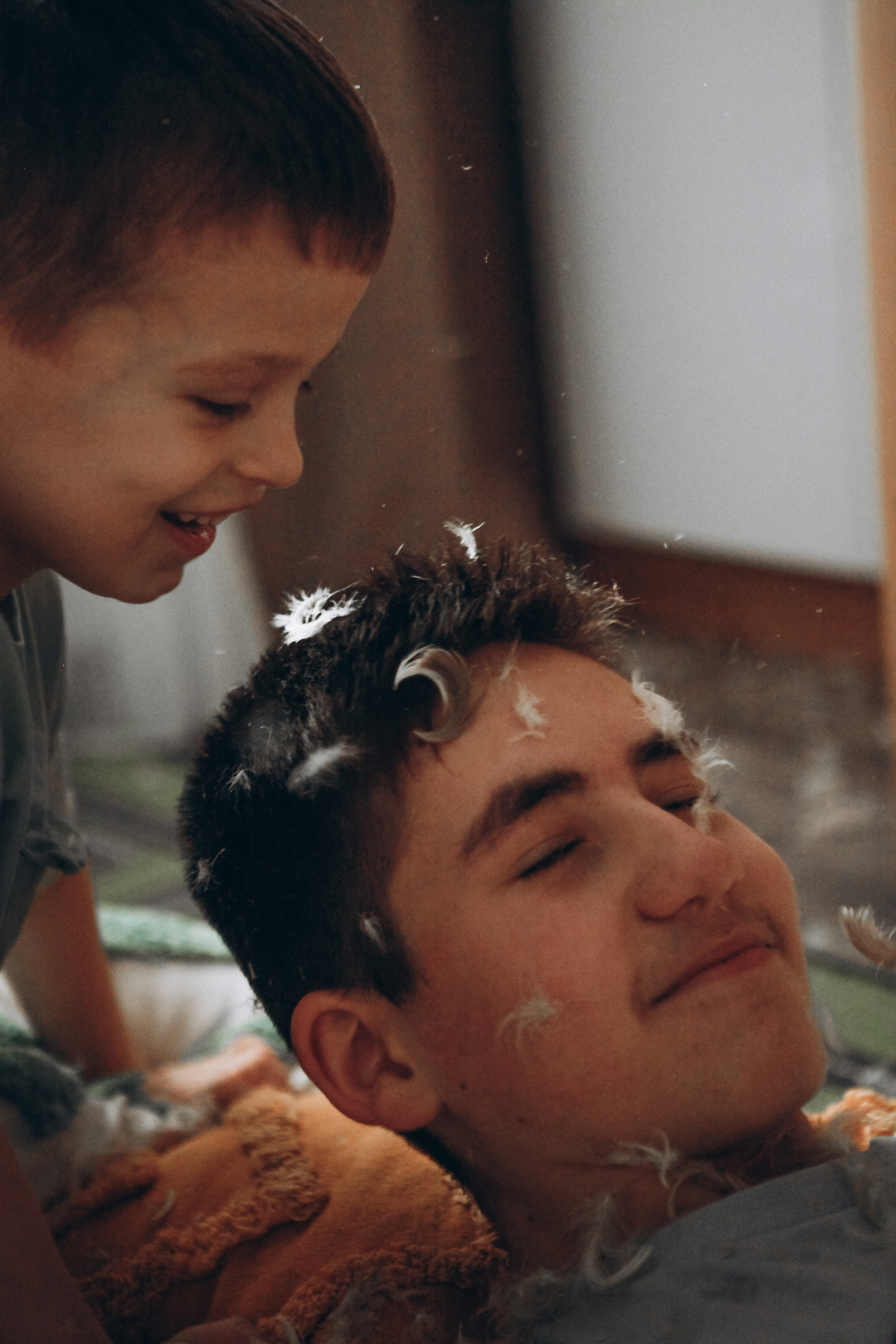 Каникулы. Братья. Перья. Фотограф Анастасия Кузьменко