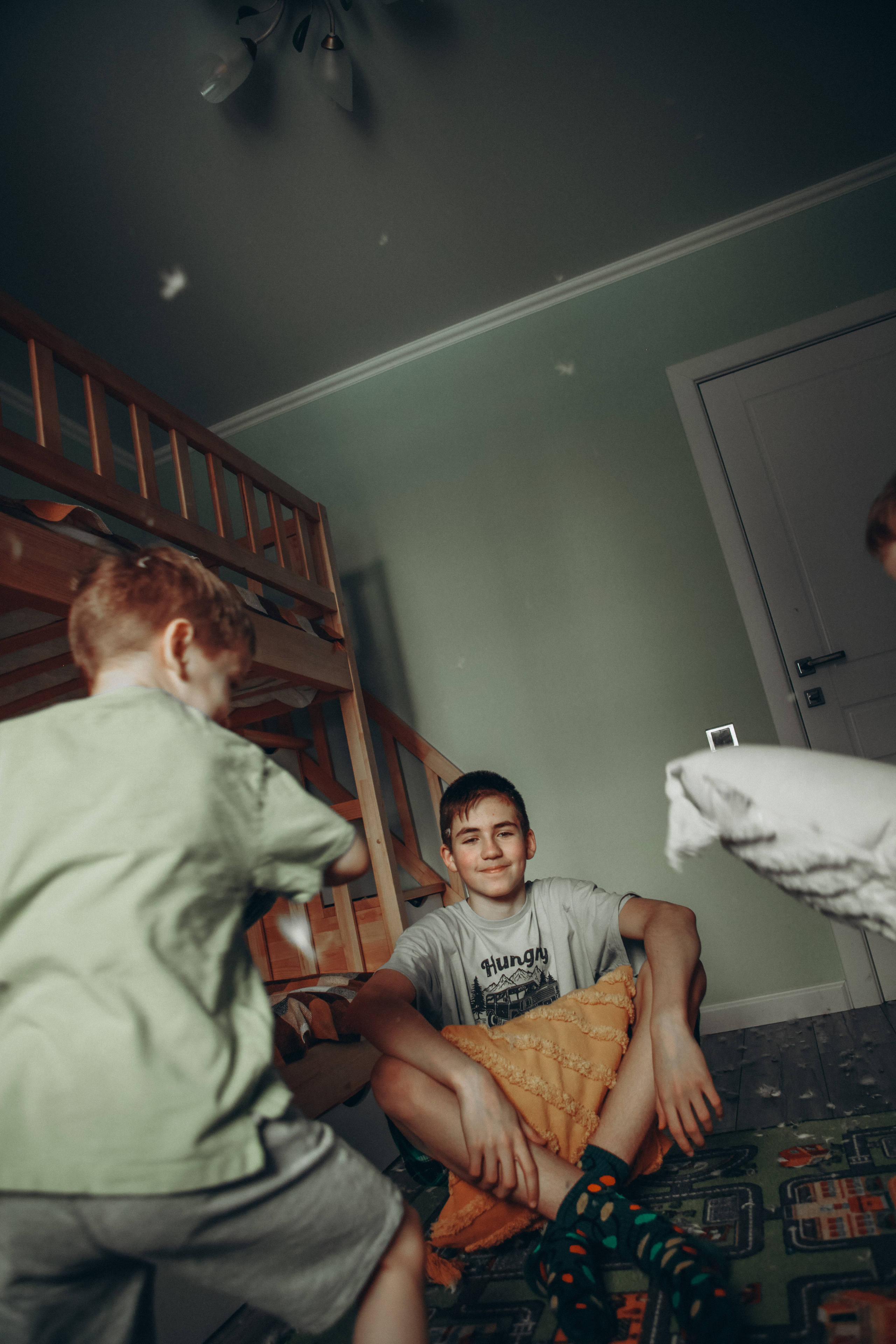 Каникулы. Братья. Перья. Фотограф Анастасия Кузьменко