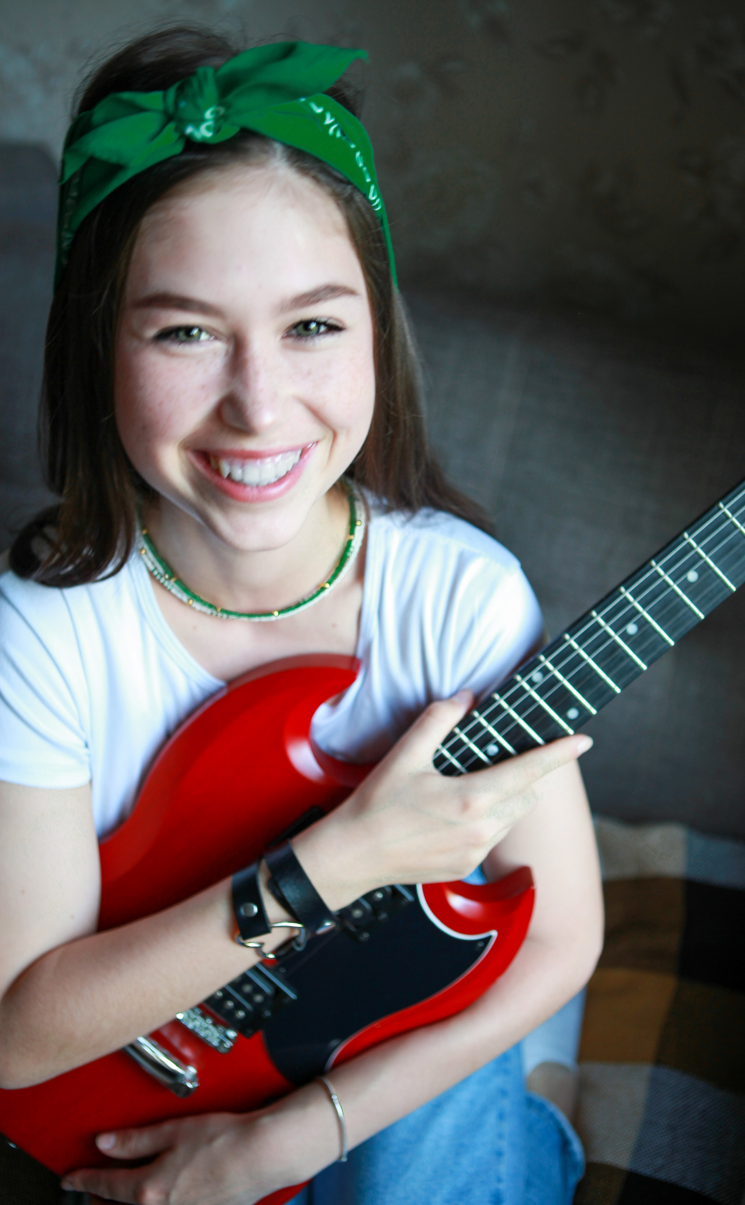 Между жизнью и смертью она выбирает гитару. Фотограф Анастасия Кузьменко