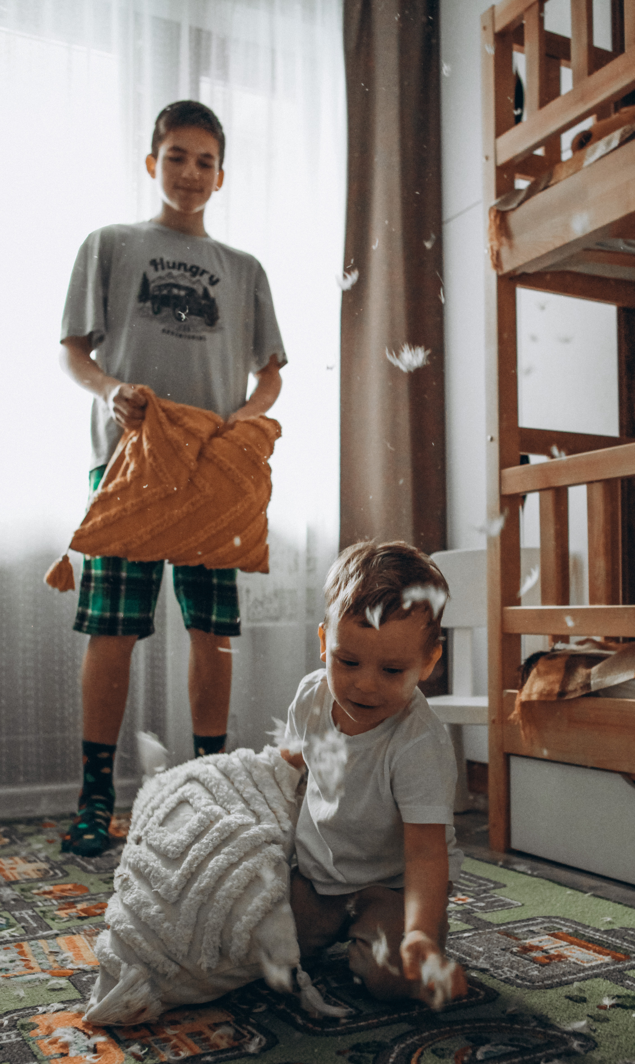 Каникулы. Братья. Перья. Фотограф Анастасия Кузьменко