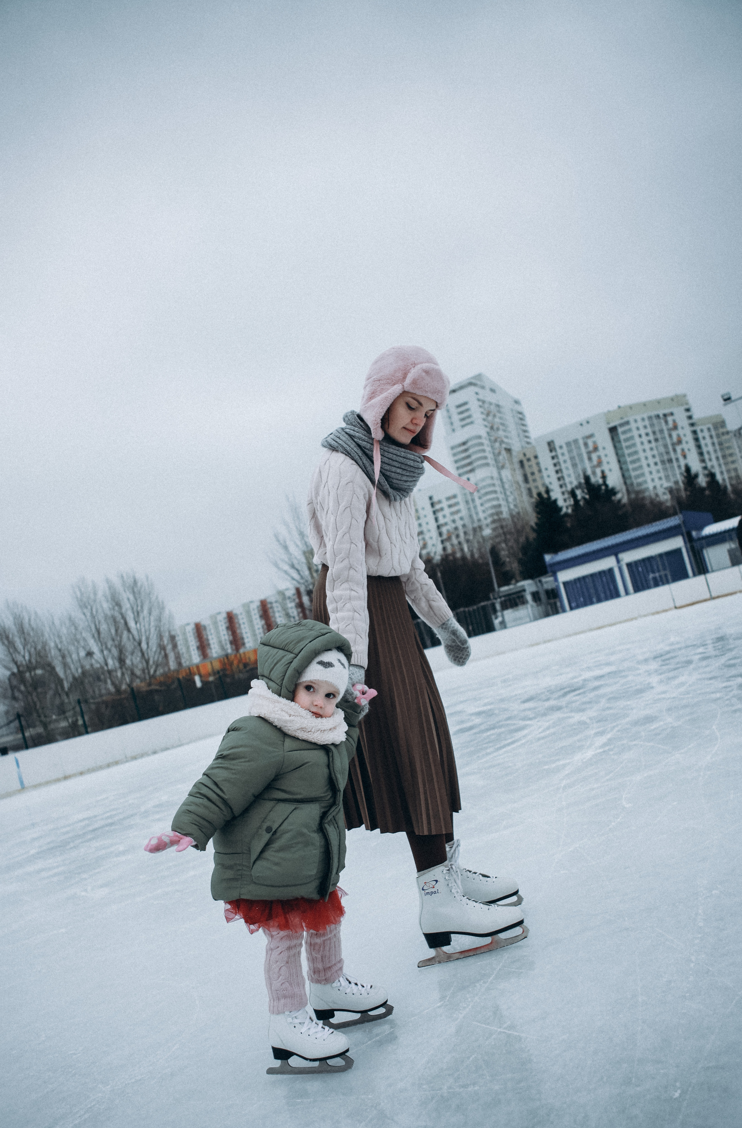 Роза и Варвара. Каток. Фотограф Анастасия Кузьменко
