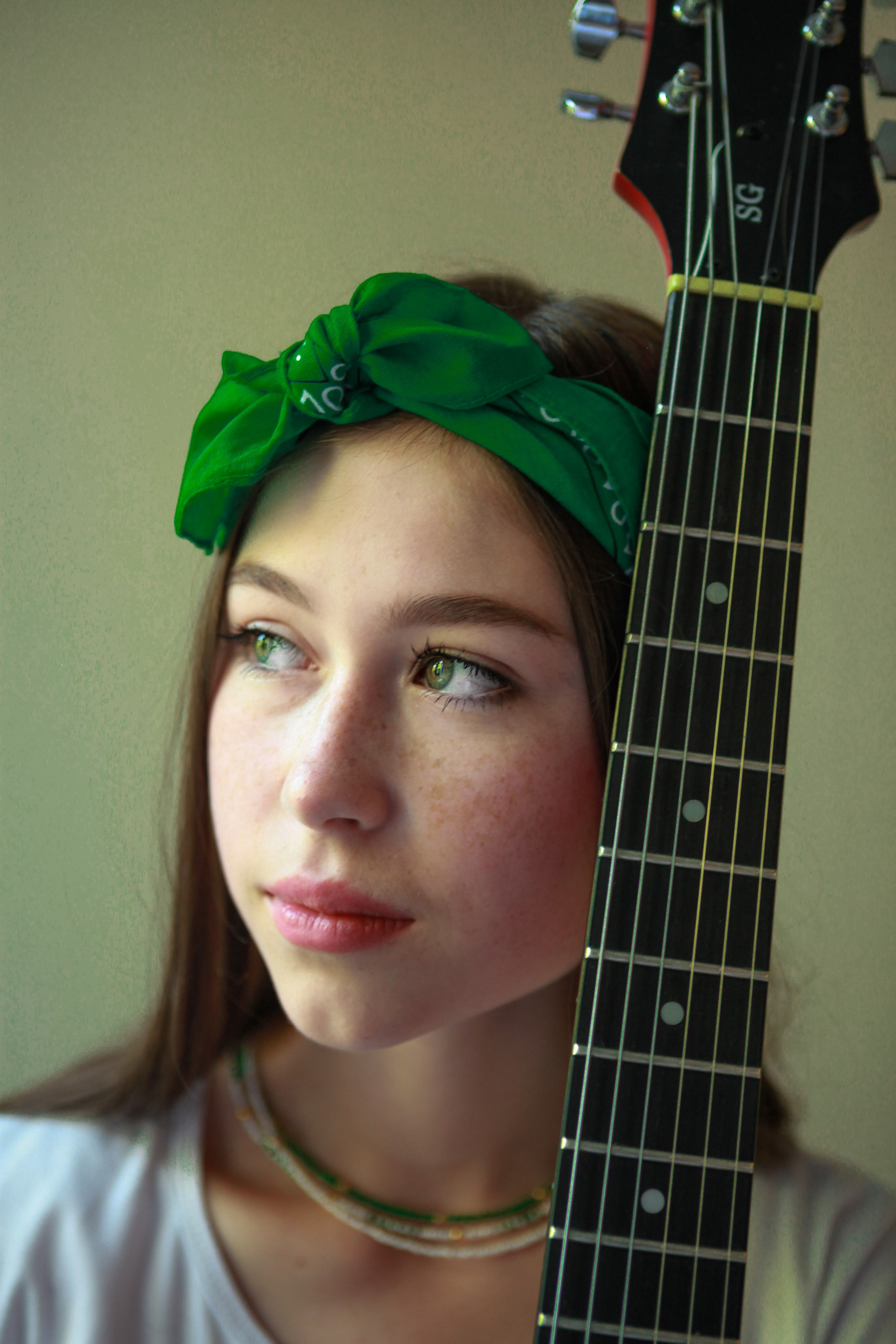 Между жизнью и смертью она выбирает гитару. Фотограф Анастасия Кузьменко