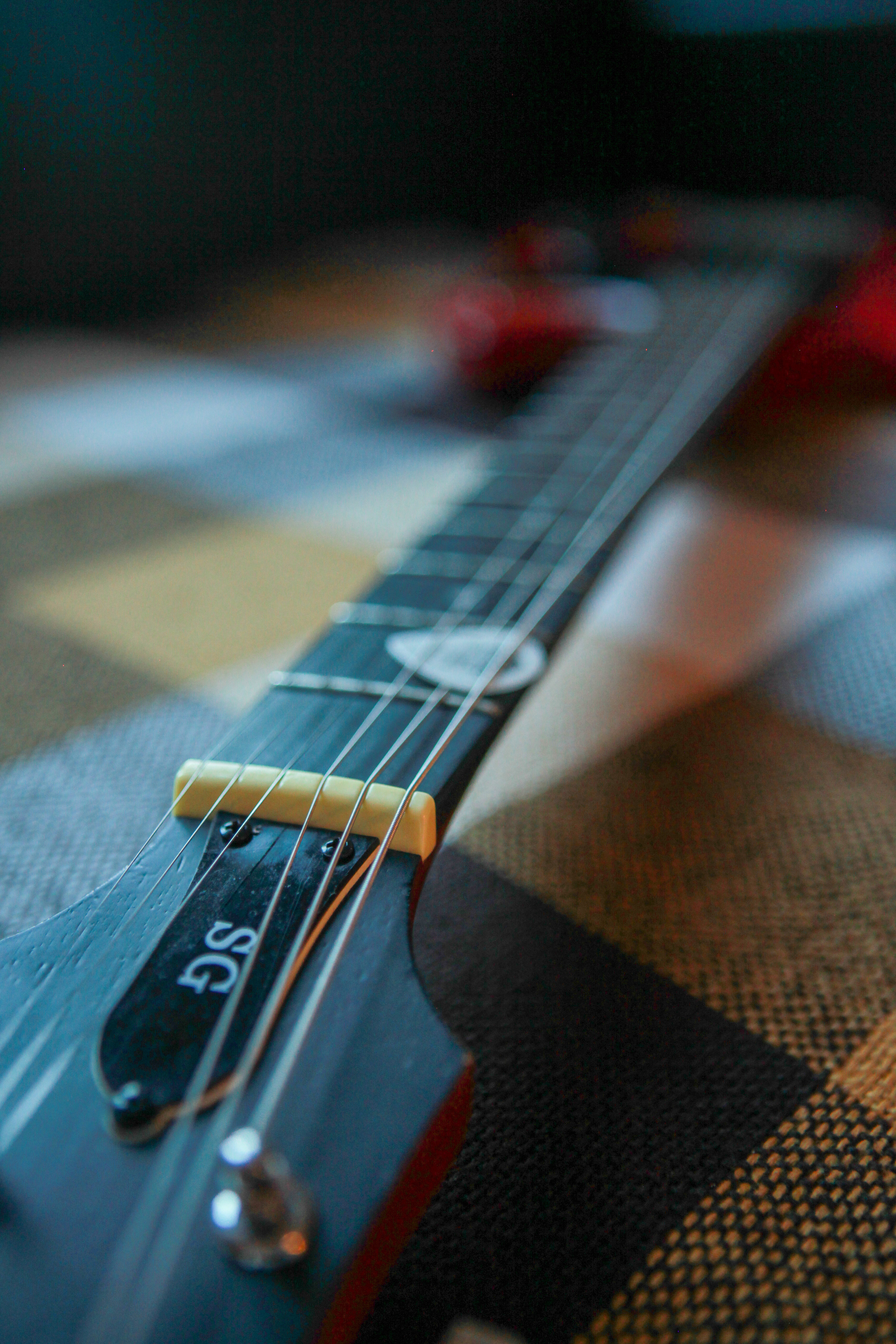 Между жизнью и смертью она выбирает гитару. Фотограф Анастасия Кузьменко