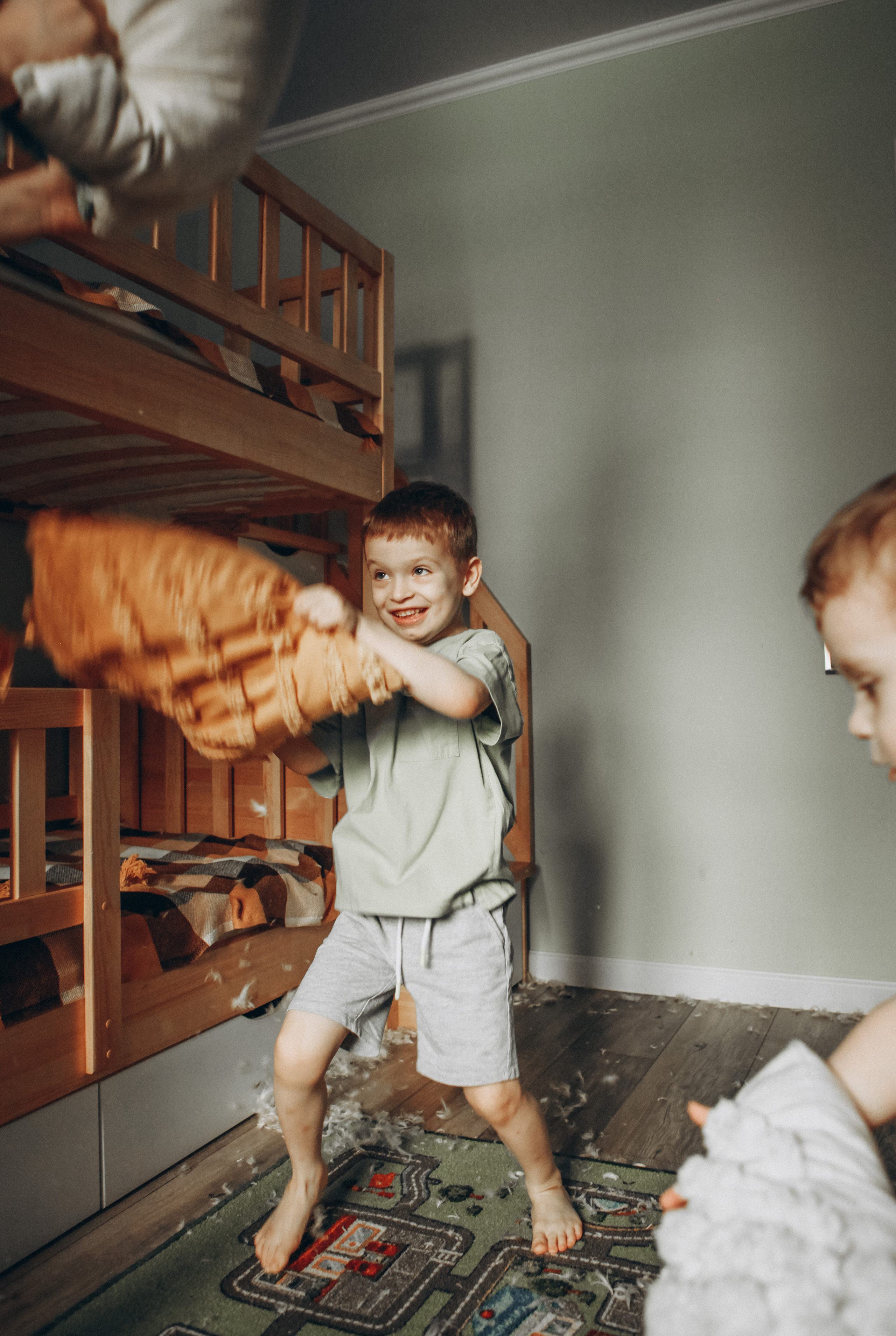 Каникулы. Братья. Перья. Фотограф Анастасия Кузьменко
