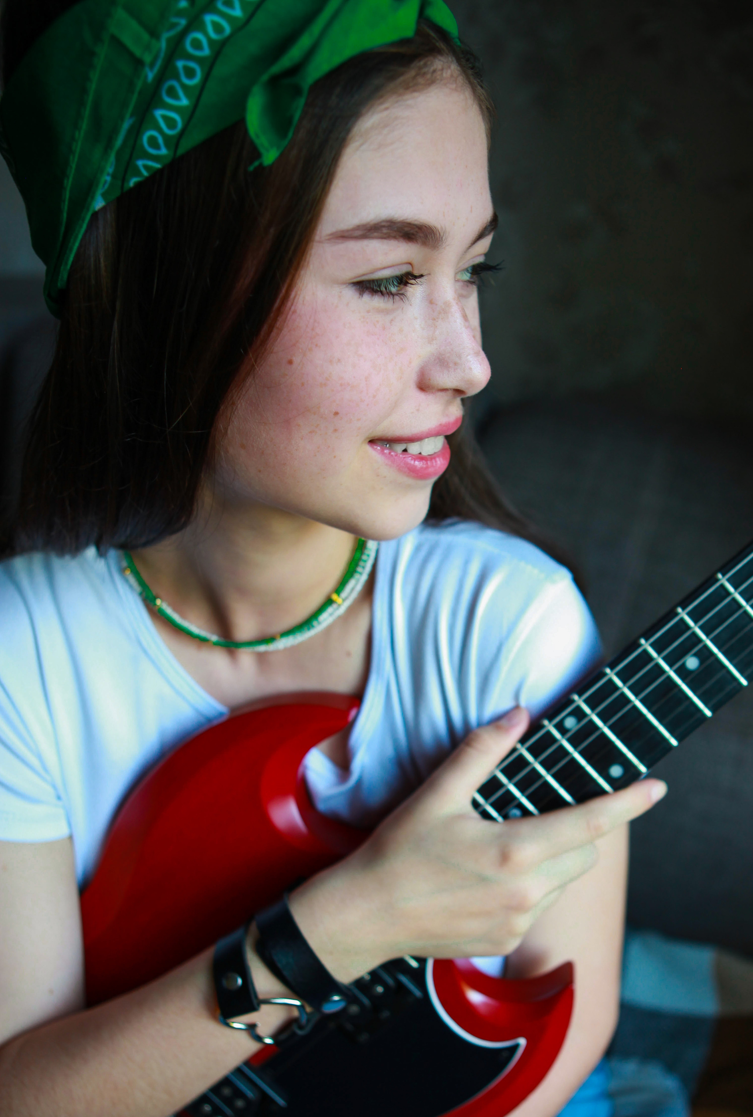 Между жизнью и смертью она выбирает гитару. Фотограф Анастасия Кузьменко