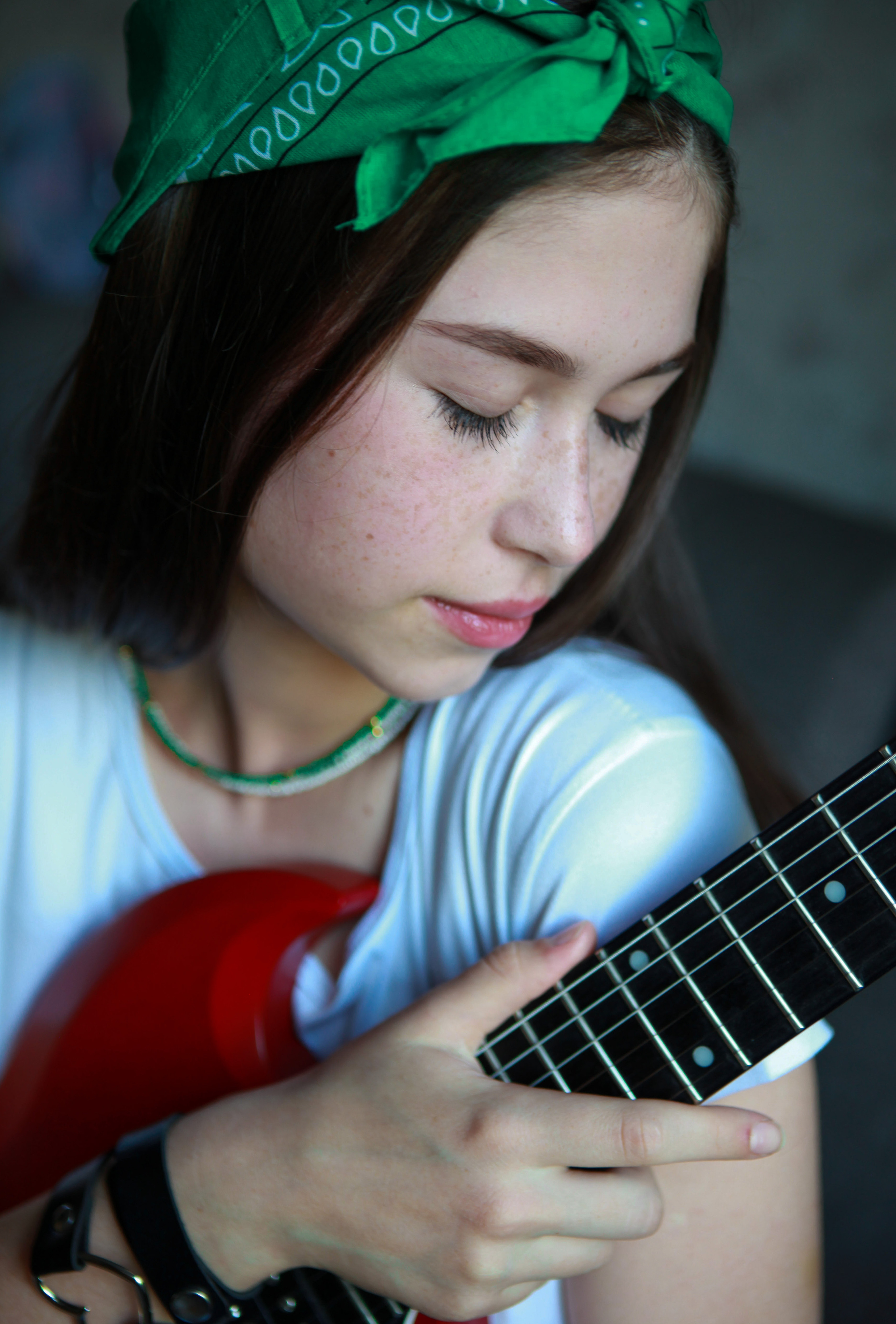 Между жизнью и смертью она выбирает гитару. Фотограф Анастасия Кузьменко