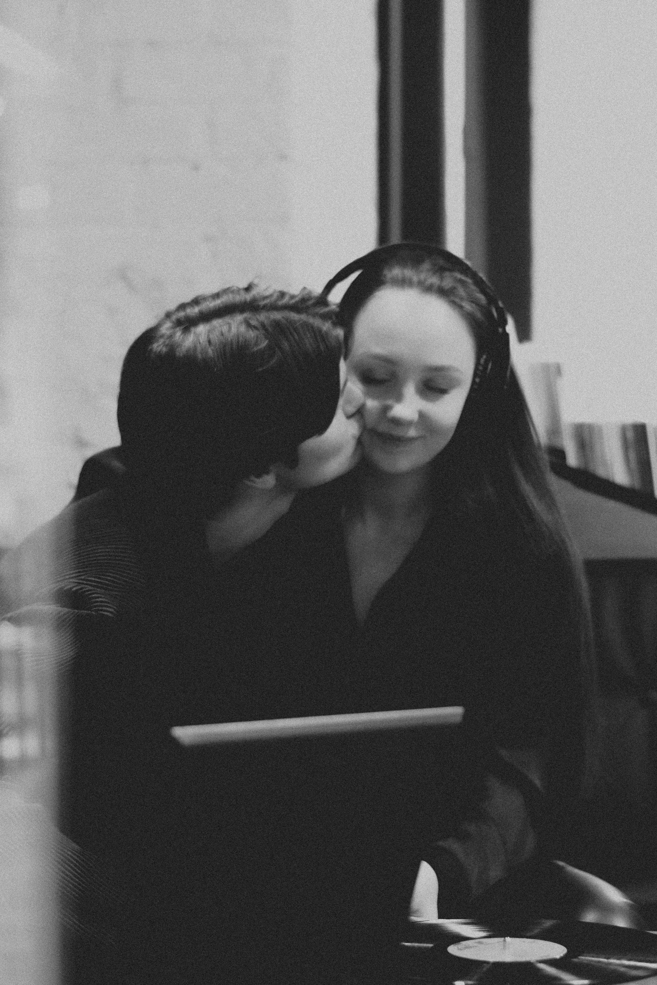 Парная ретро фотосессия в магазине с виниловыми пластинками