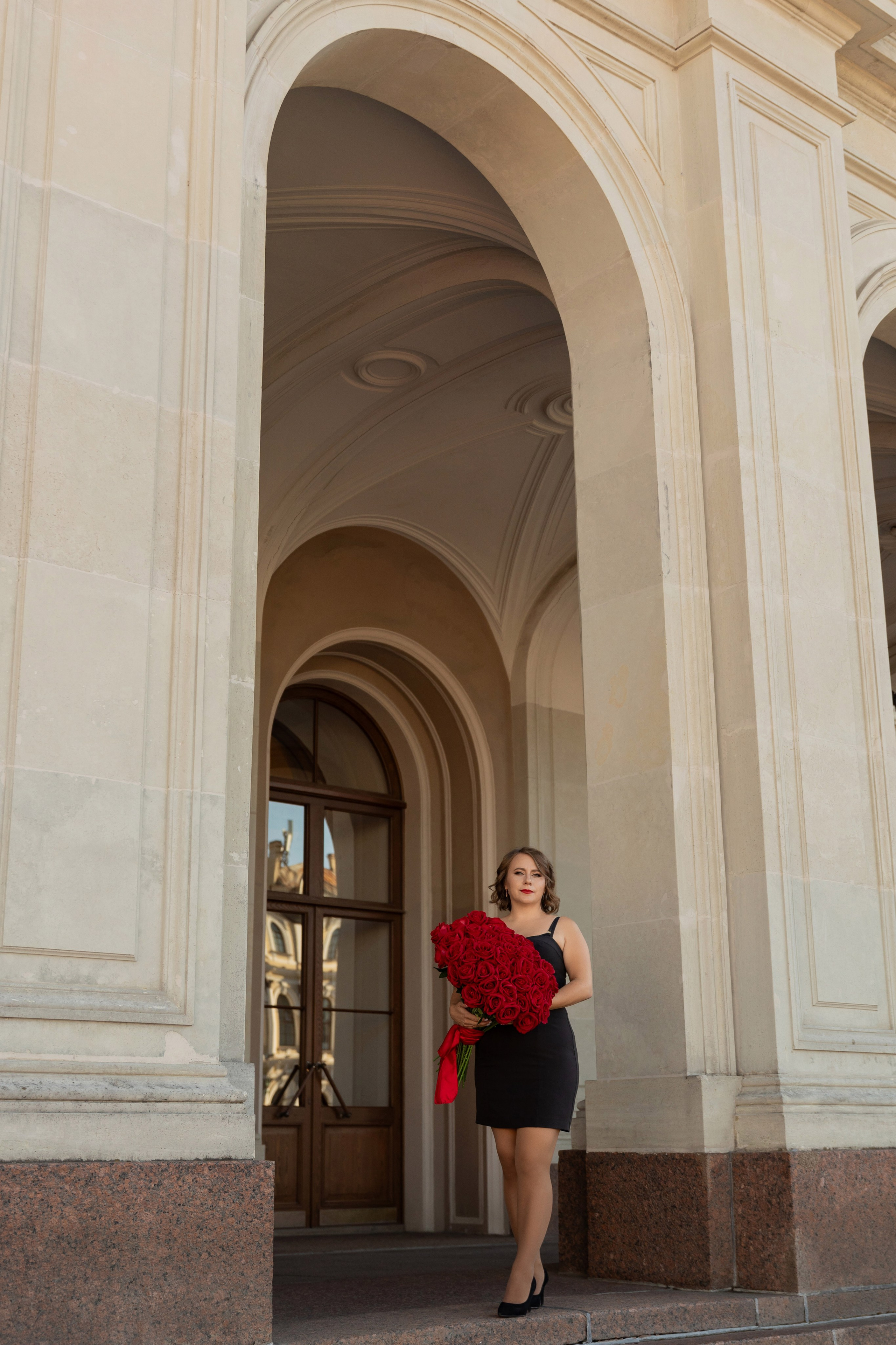 Фотопрогулка в центре с букетом красных роз. Семейный и свадебный фотограф в Санкт-Петербурге Татьяна Швыкова