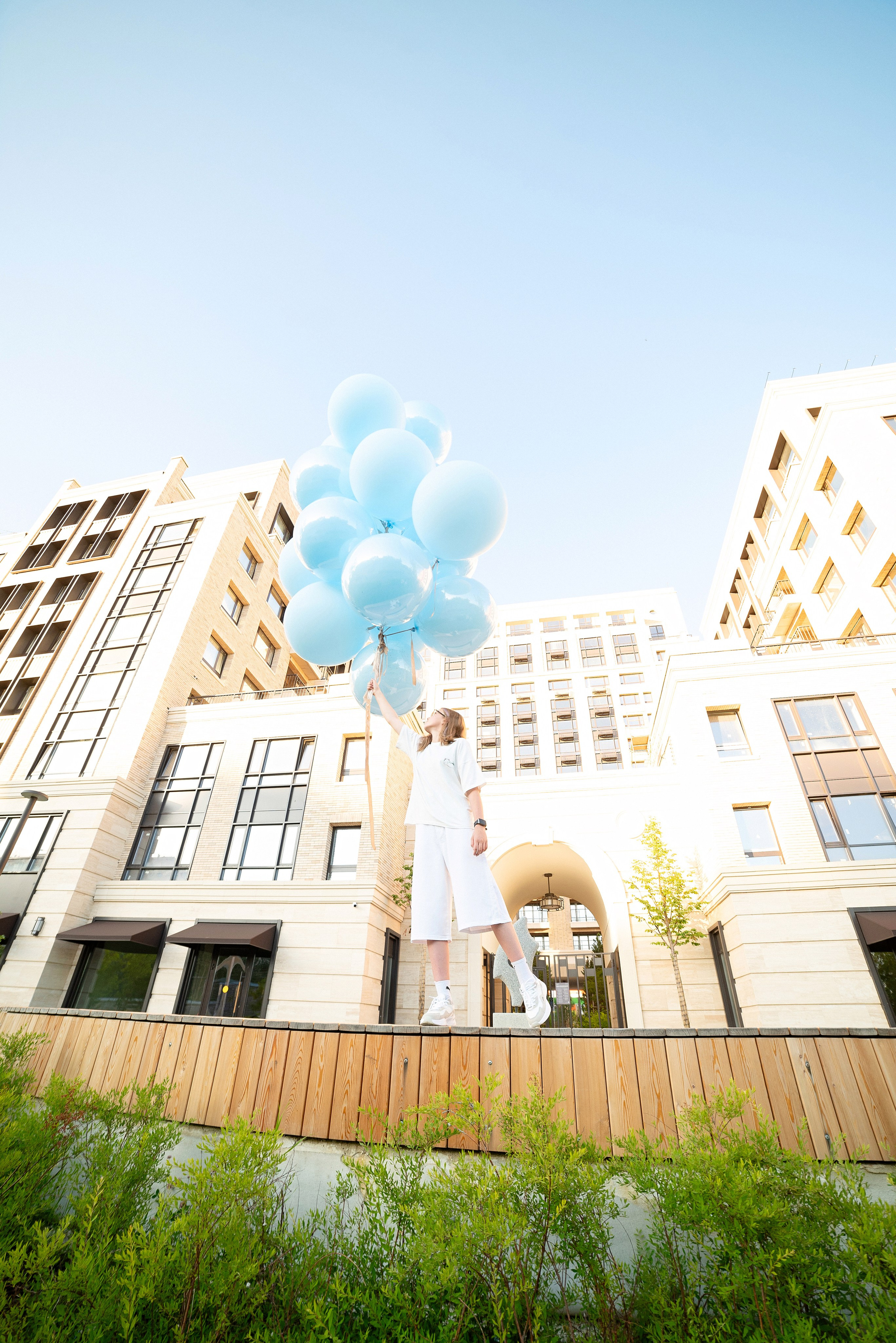 Огромные голубые воздушные шары от ШарЛэнд над живописным городским пейзажем Сургута, снятые фотографом Анной Старцевой.