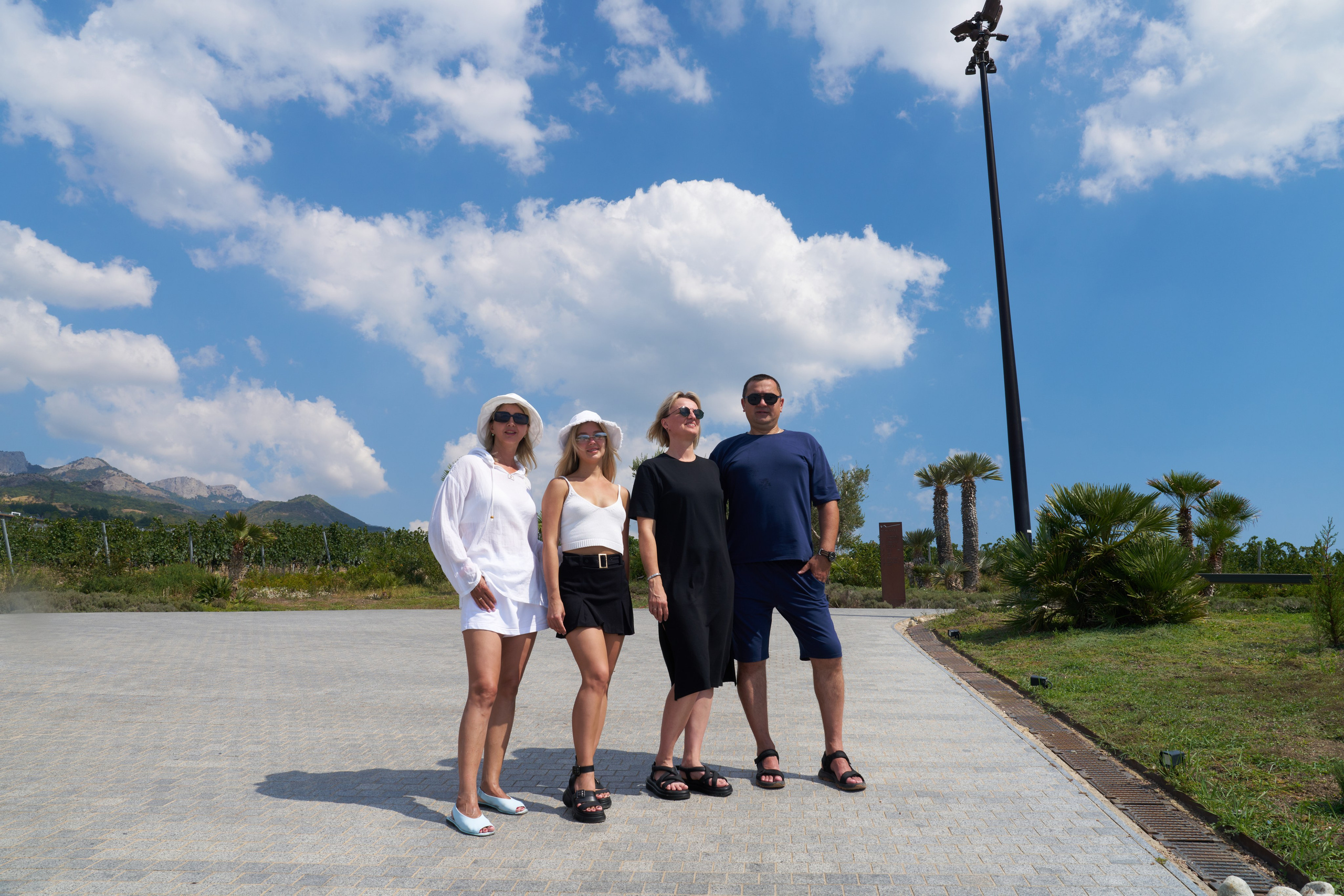 Семейная прогулка 4 человека. Свадебный фотограф Виктория Роса