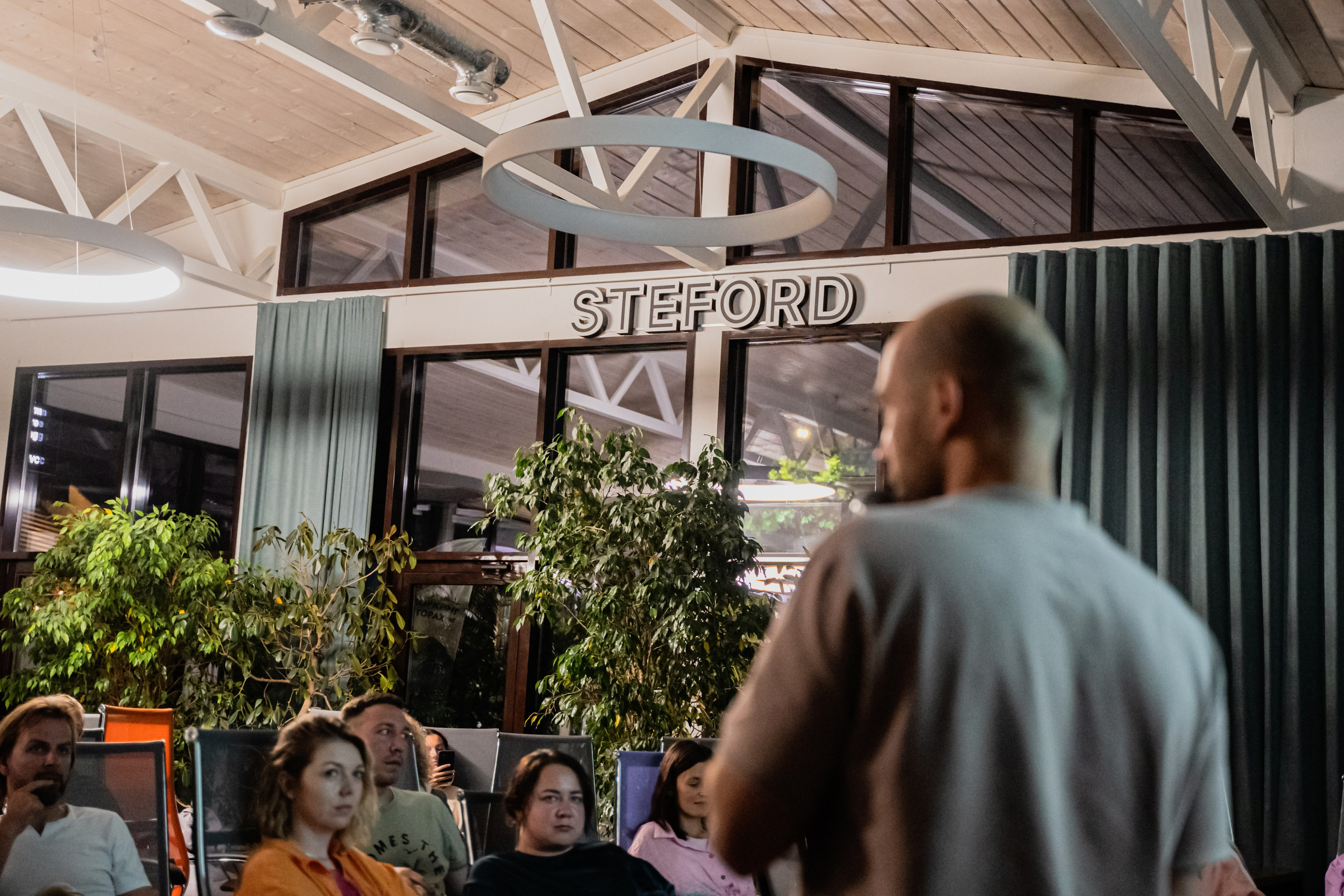 Фотография надписи где проводится встреча