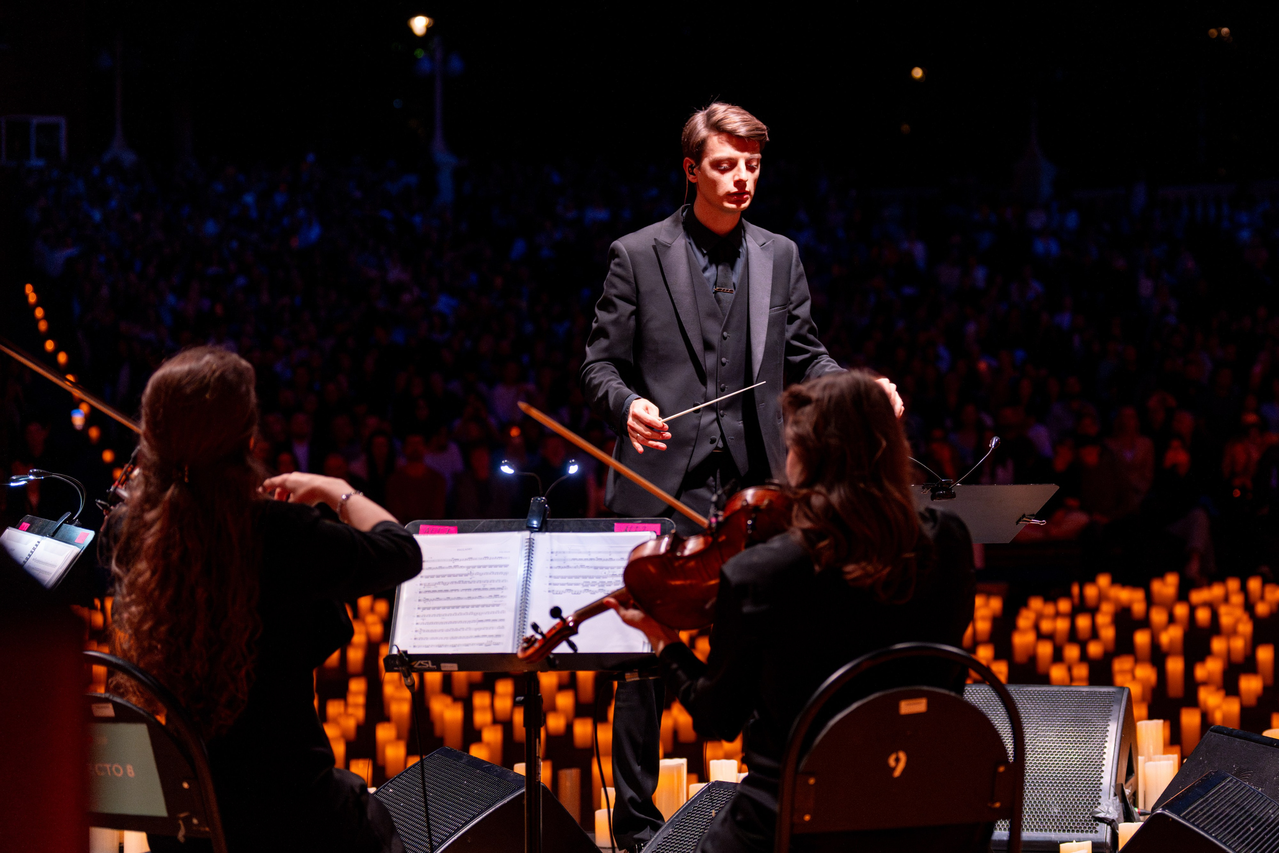 Симфонический оркестр Lumisfera при свечах. Фотограф Никита Комаров