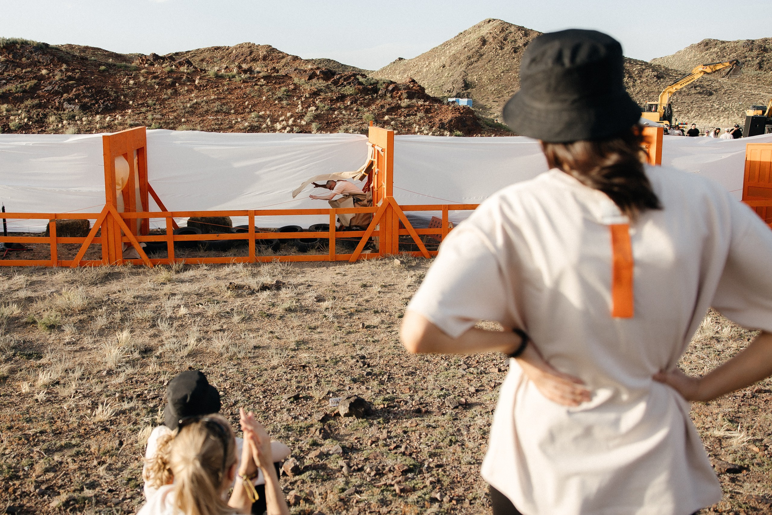 Здравствуйте! Я свадебный фотограф из Ульяновска, работаю в том числе по всей России и с выездом за границу. Снимаю свадьбы, lovestory, корпоративы, светский репортаж. Провожу обучение по фотографии, мастер-классы и воркшопы для других фотографов.