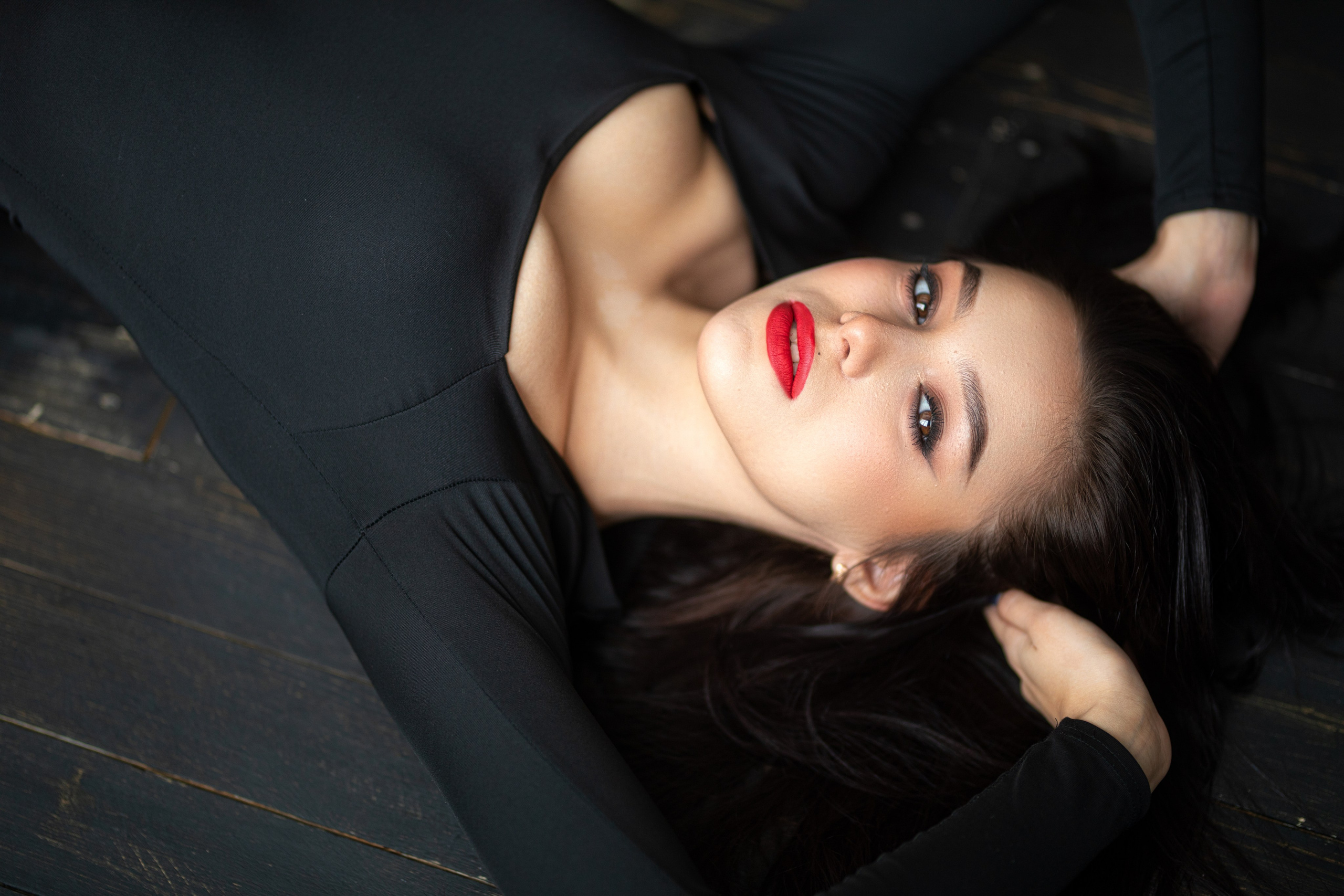 Фотосет с Марианной в студии с минимальным интерьером в формате для «себя»