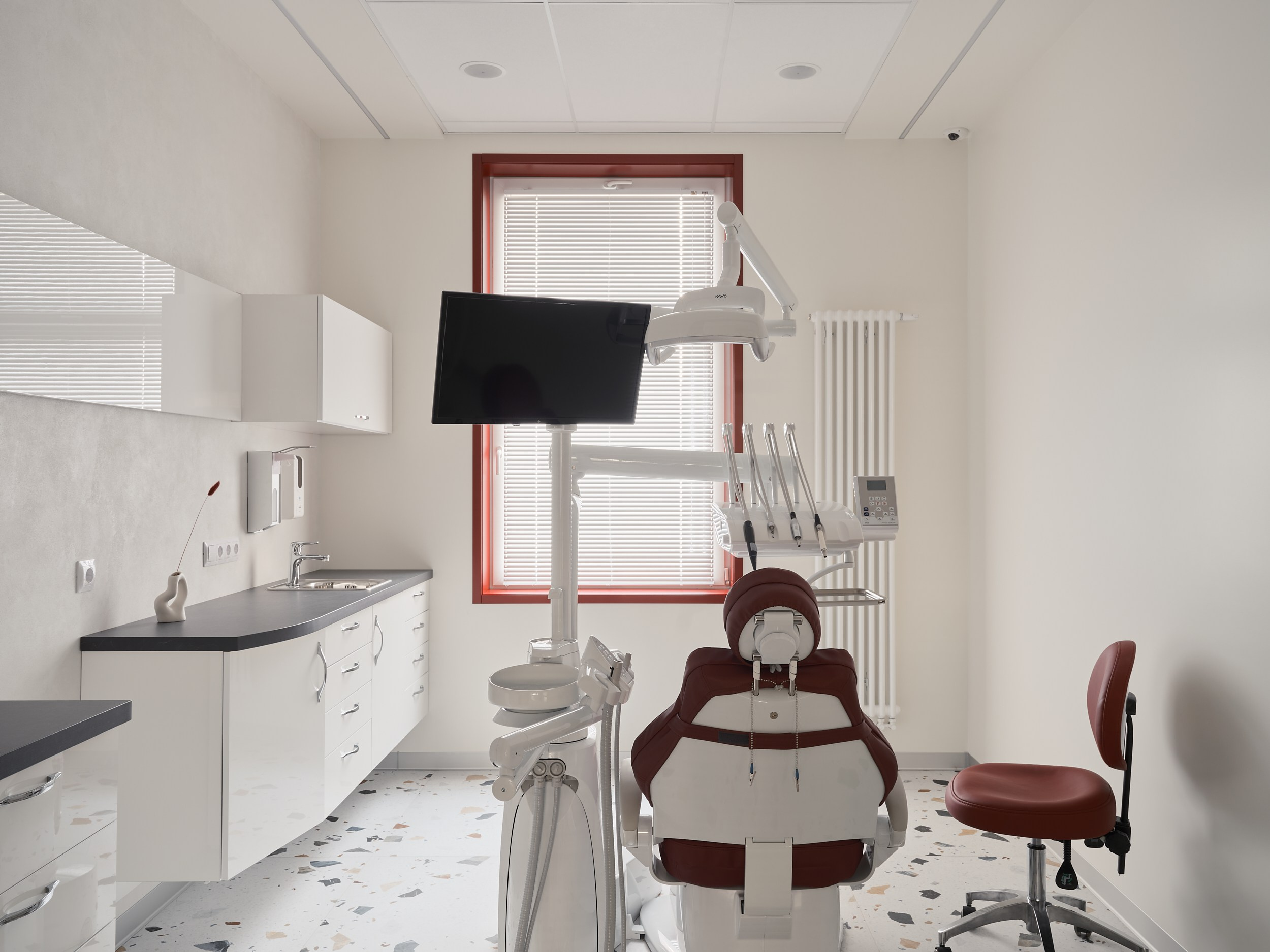 дизайн интерьера стоматологической клиники выполнен в минималистичном стиле, пространство  светлое,  воздушное, чистота линий, стеклянные перегородки