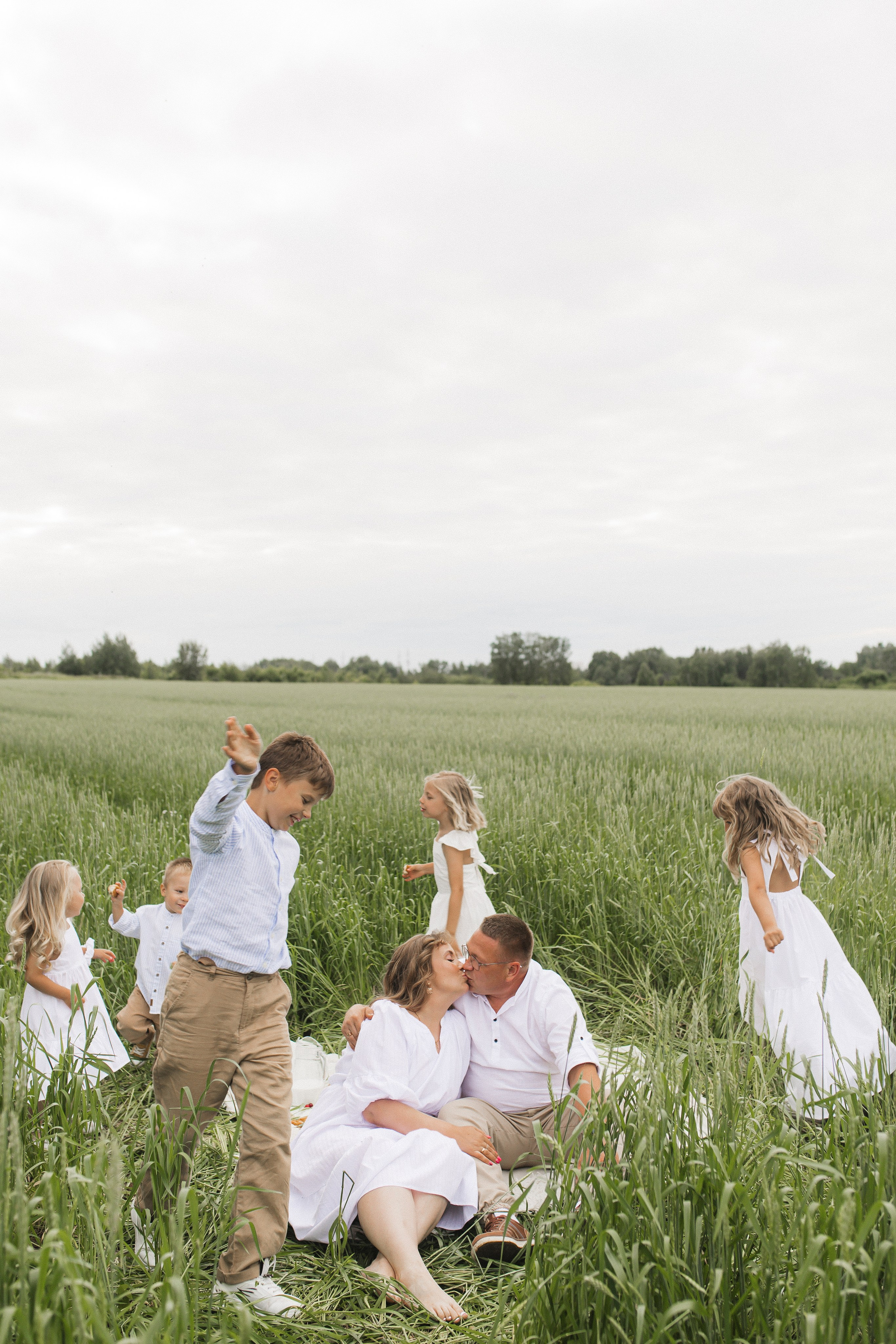 Маша и Миша и их веселая компания (пикник в поле). Семейный и свадебный фотограф в Екатеринбурге Орлова Ирина
