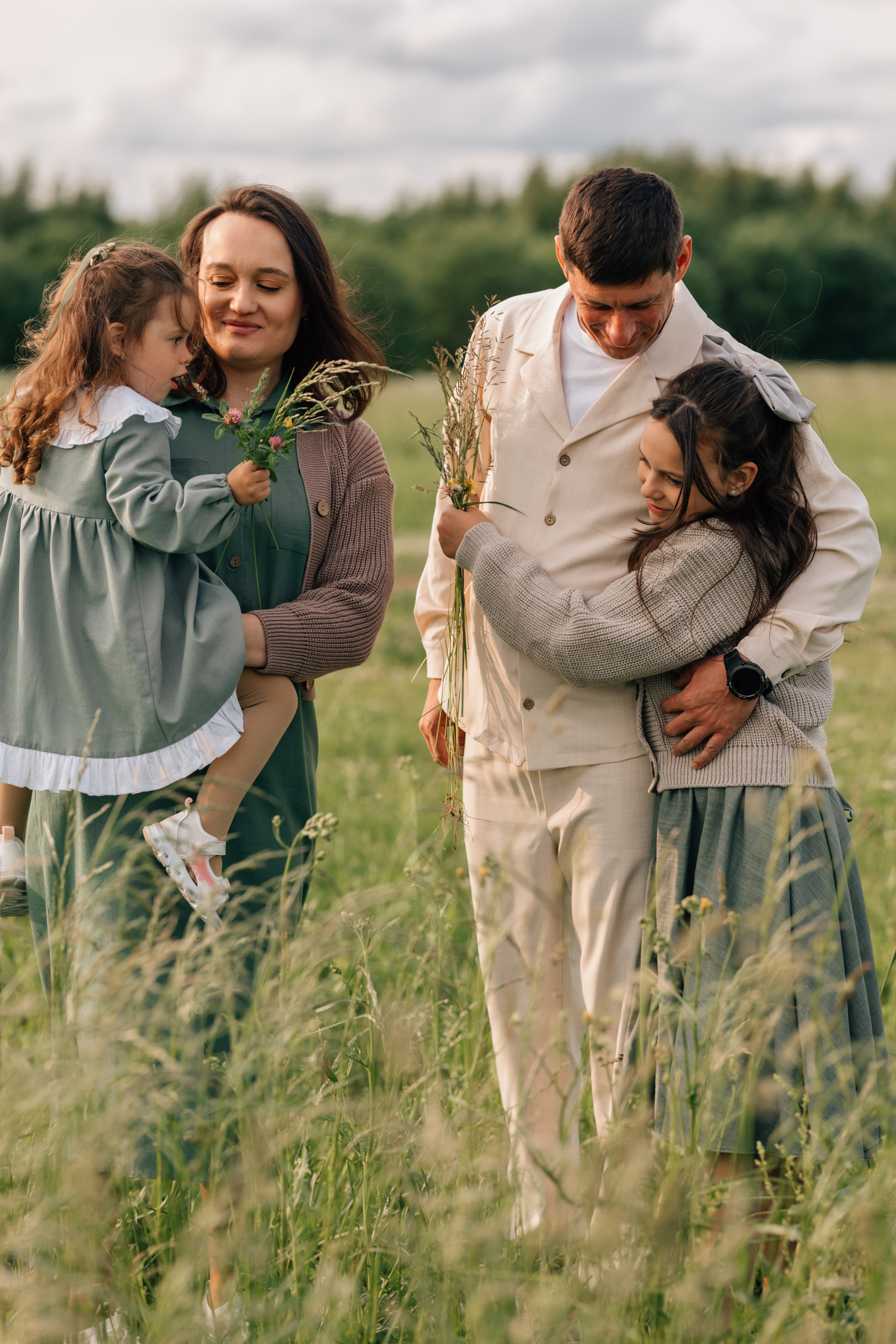 Анна, Марчелло, Настенька и Влада в поле. Фотограф Москва Светлана Кирюшина