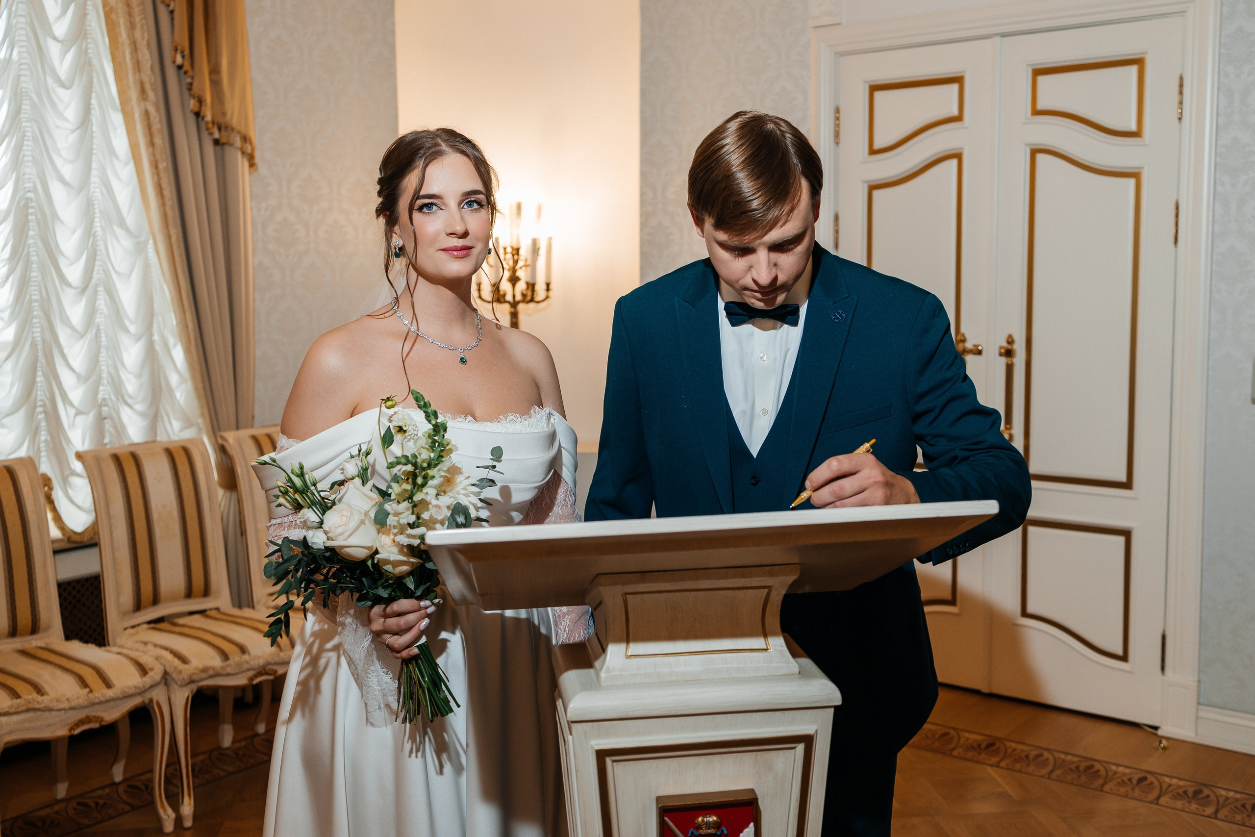 Свадебная прогулка на корабле. Олег Сверчков | Свадебный фотограф Вологда