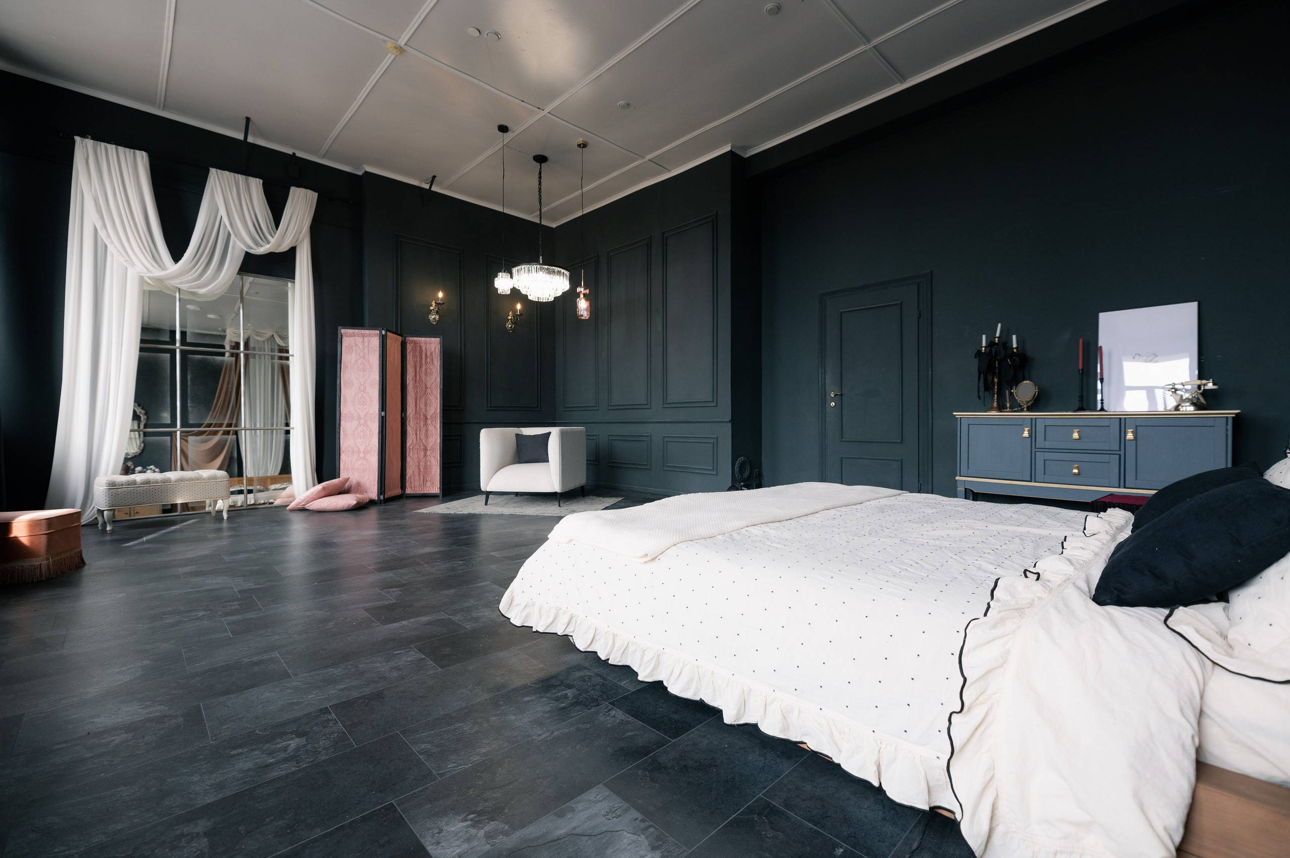 Темный зал для фотосессий в будуарном стиле. Эстетичный интерьер, все необходимое оборудование для съемки. 