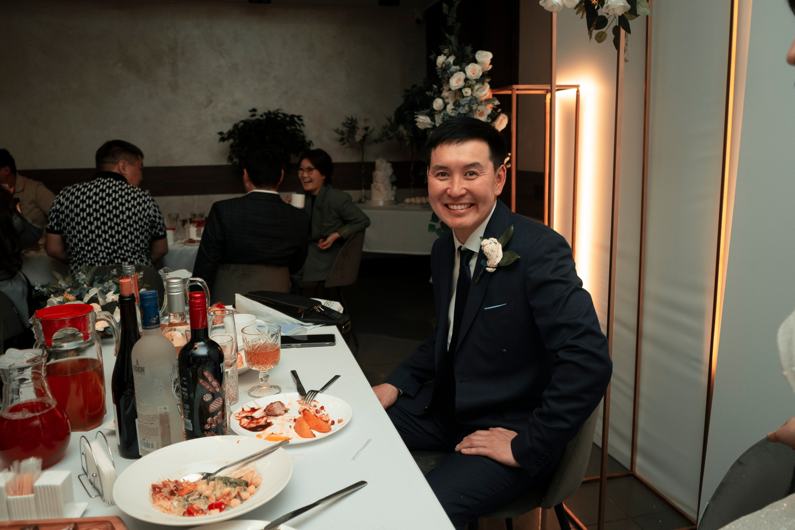 Свадебные фотографии из отеля Чингисхан города Улан-Удэ Алексея и Оюны. Фотограф в Улан-Удэ. Свадебный фотограф в Улан-Удэ