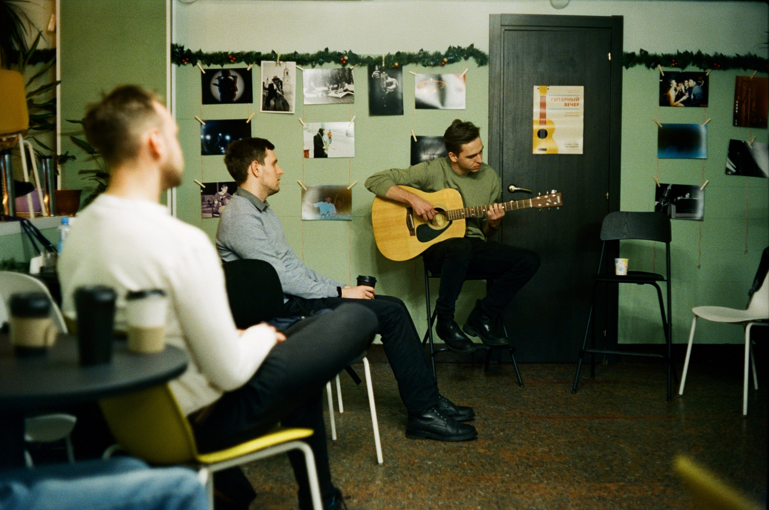 12.12.2021 // Гитара и фотография. Фотовыставки serebro.gallery, в которых автором можешь стать ты! | Москва