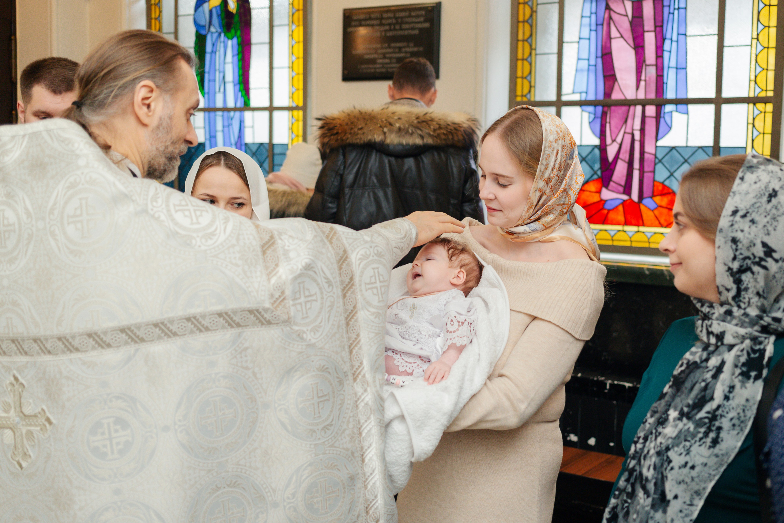  в каком храме лучше крестить ребенка — атмосфера, расположение, правила, Современная крестильная купель для полного погружения. На что обратить внимание при выборе храма, Вместительный и светлый зал храма — ключевой фактор при выборе места для крещения с большим числом гостей, купель в храме Невского района Санкт-Петербурга