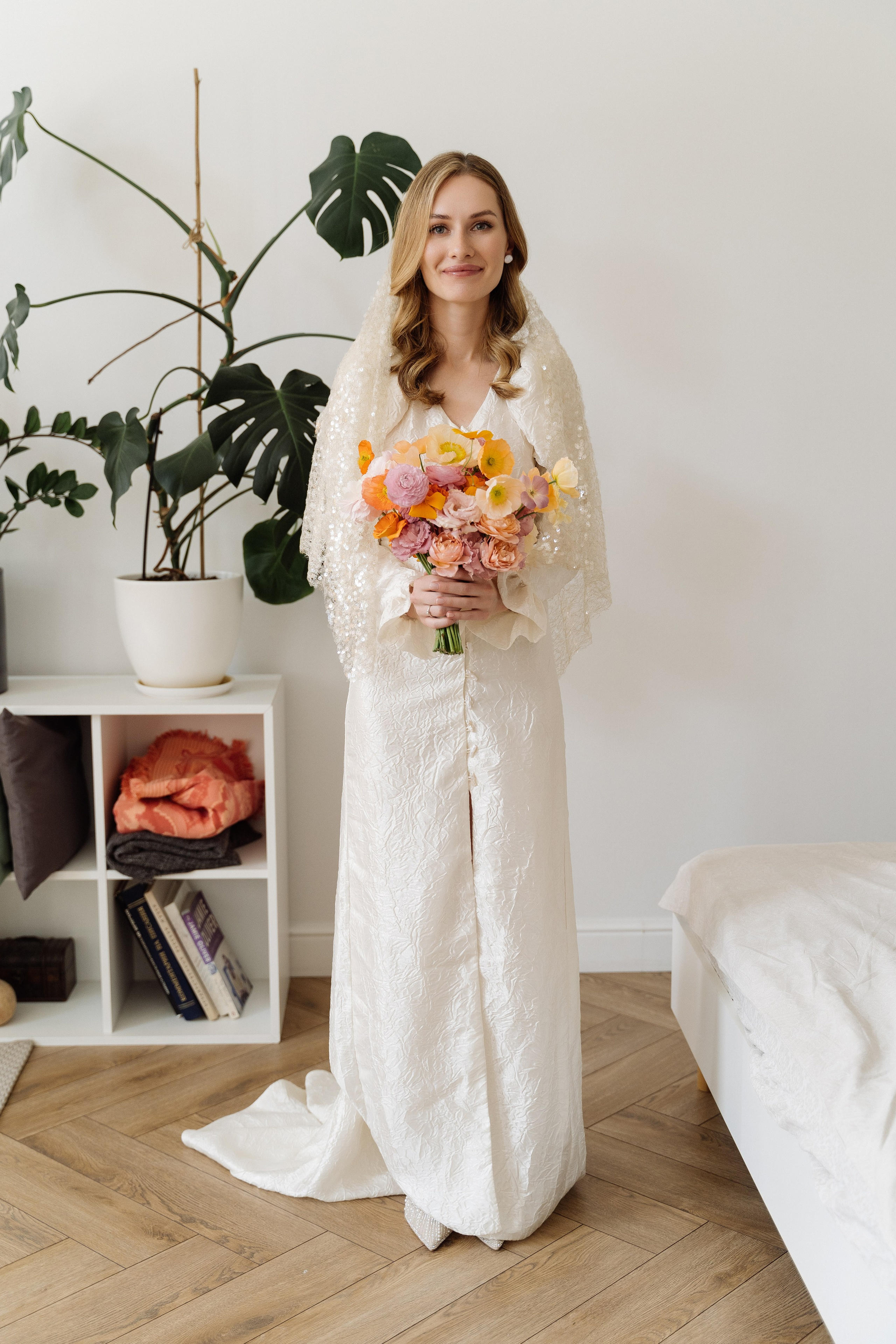 Камерная свадьба на фонтанке в сезонах. Свадебный фотограф организатор в Санкт-Петербурге Ассоль Опарина