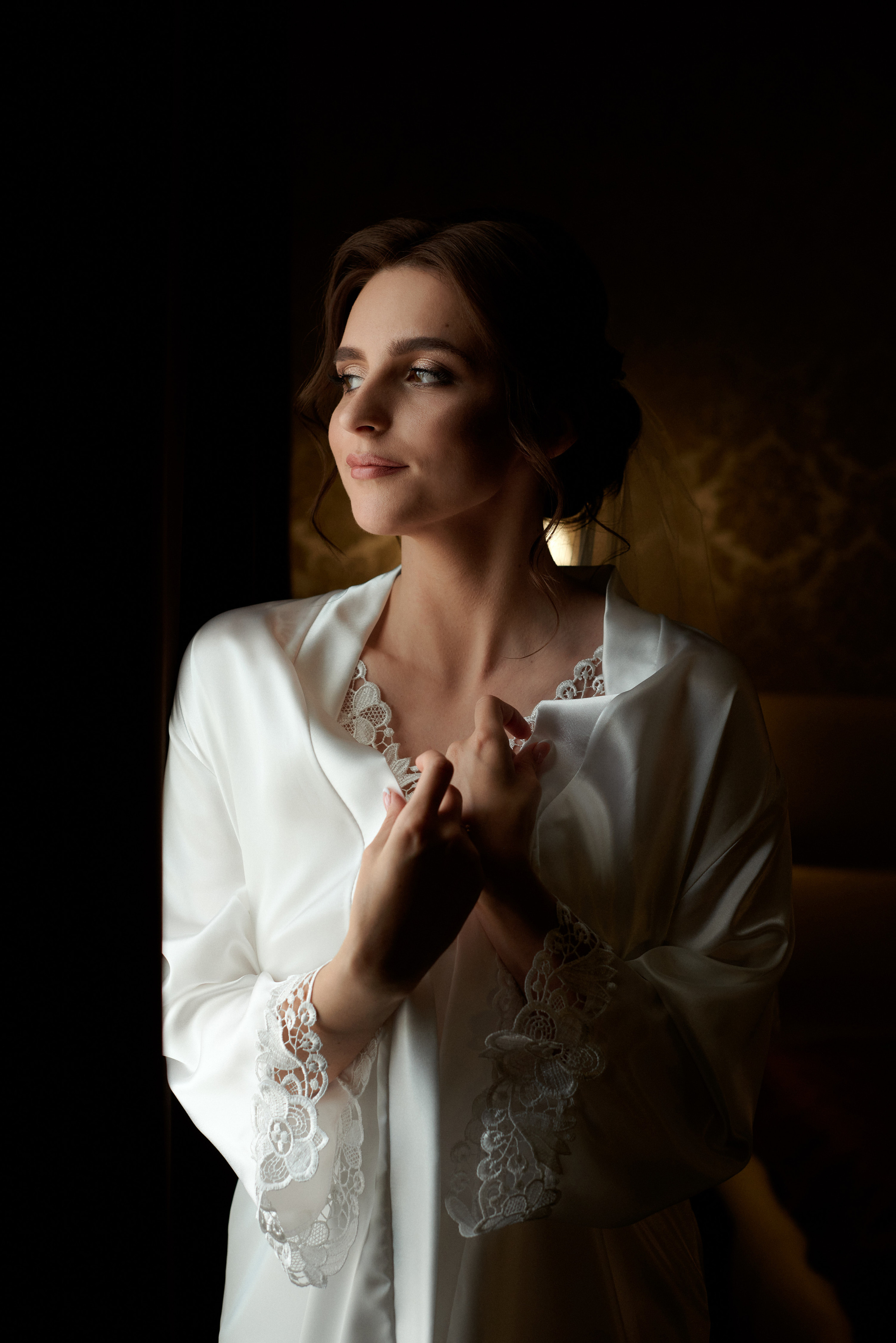 Утро невесты. Невеста в пеньюаре стоит у окна и смотрит вдаль.