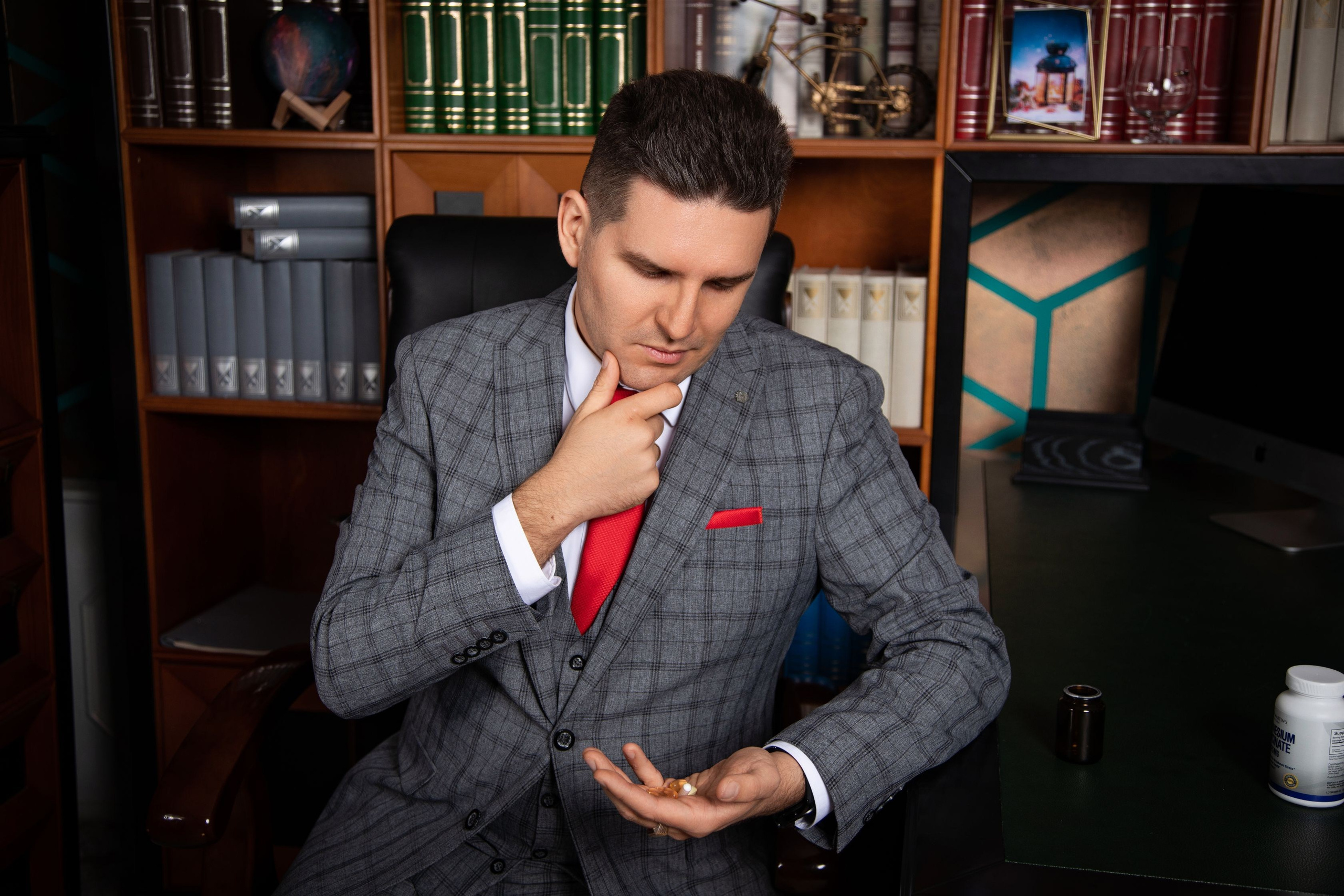 Профессиональная мужская фотосессия в Fotogen: Ваша история в кадре. Интерьерная фотостудия FOTOGEN г. Краснодар