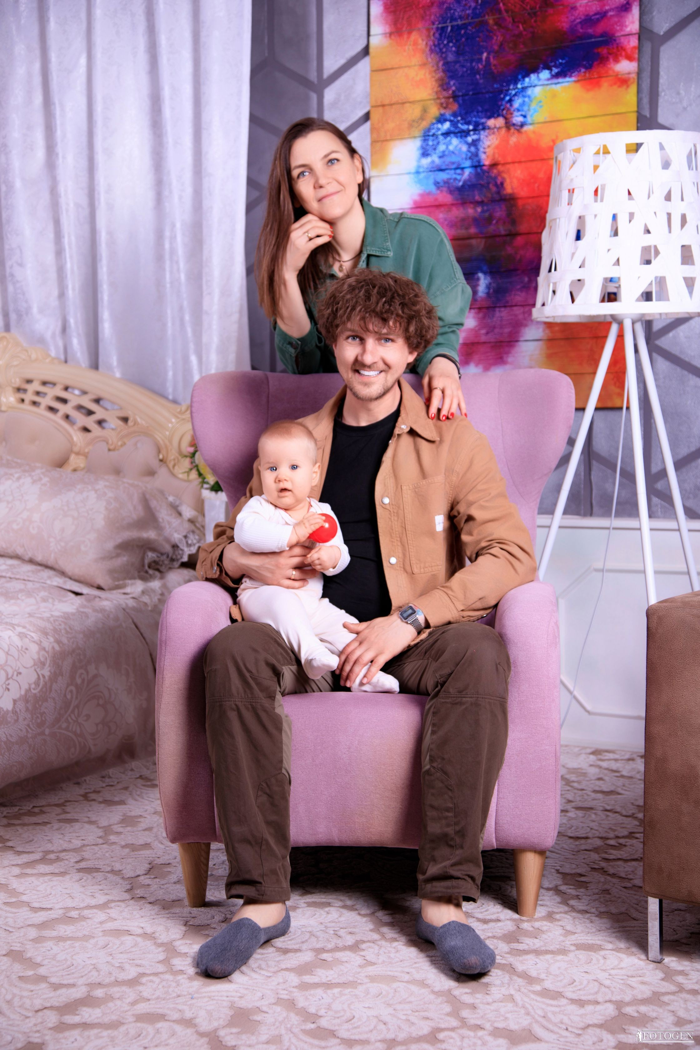 Семейная фотосессия: мама, папа и малыш | Портфолио Fotogen. Интерьерная фотостудия FOTOGEN г. Краснодар