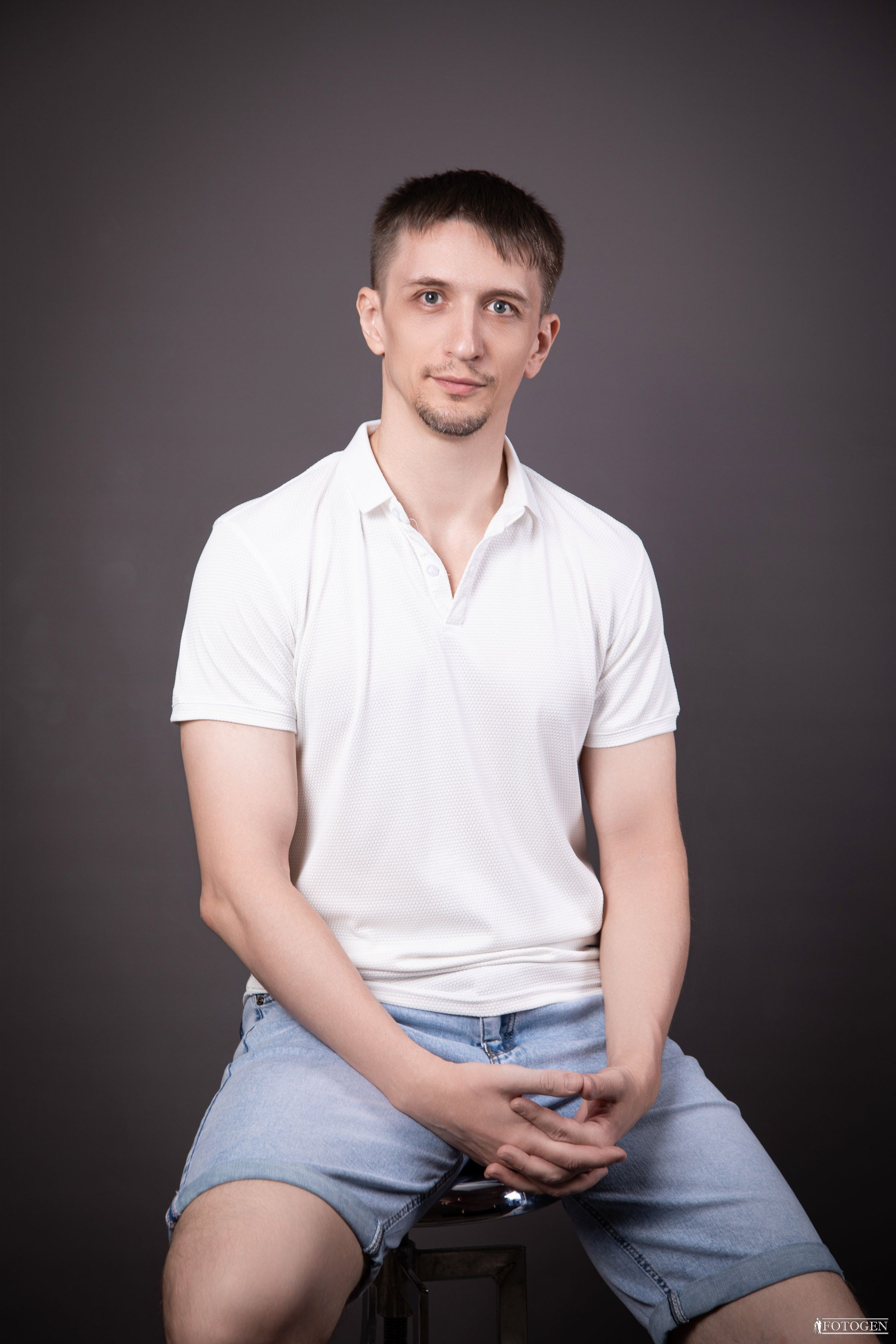 Профессиональная мужская фотосессия в Fotogen: Ваша история в кадре. Интерьерная фотостудия FOTOGEN г. Краснодар