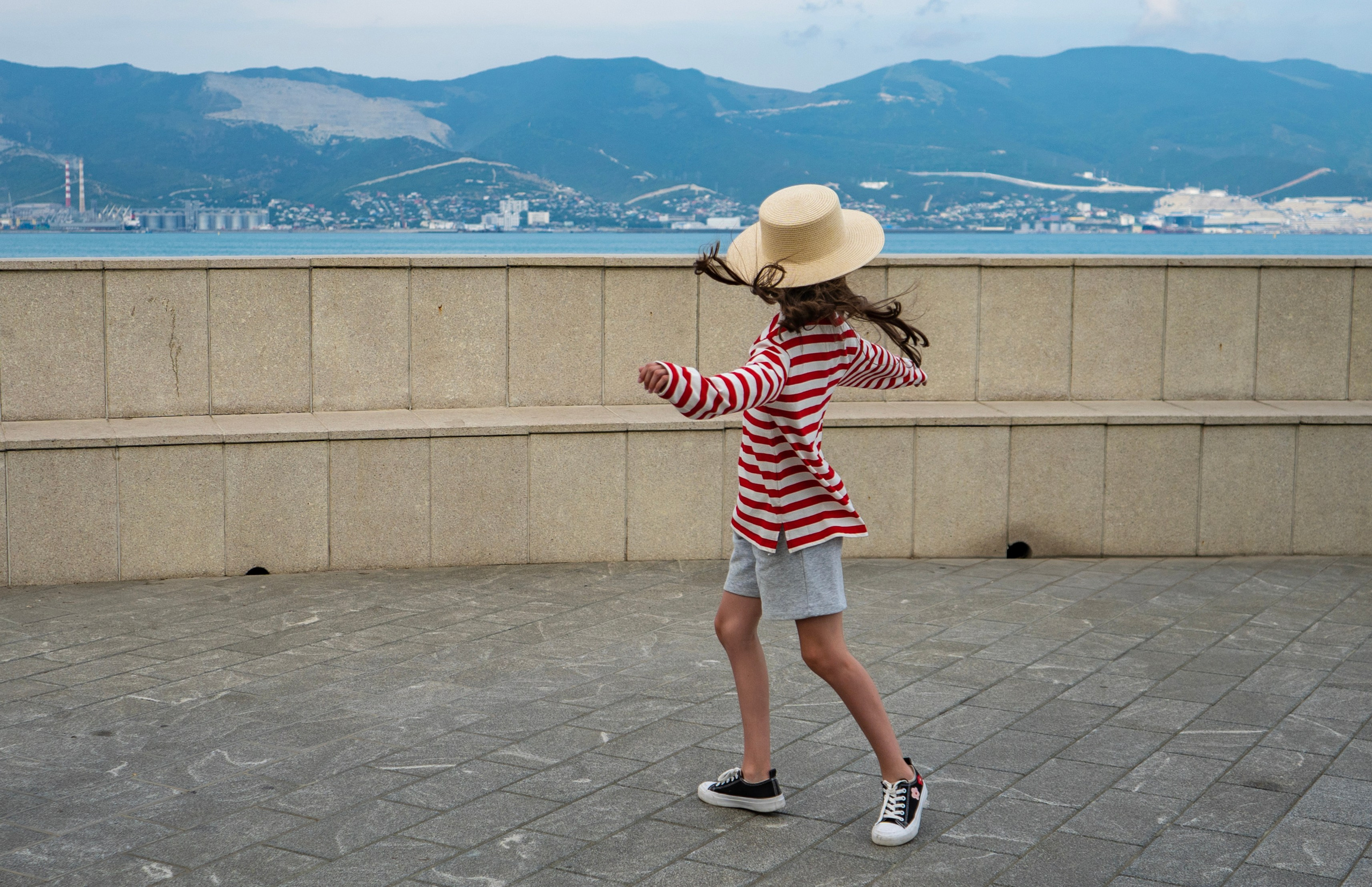 Съемка в центре Новороссийска. Семейный и детский фотограф Екатерина Черняева. Снимаю портреты, love story, фотопрогулки, работаю на улице, в кафе, студии, дома у клиента