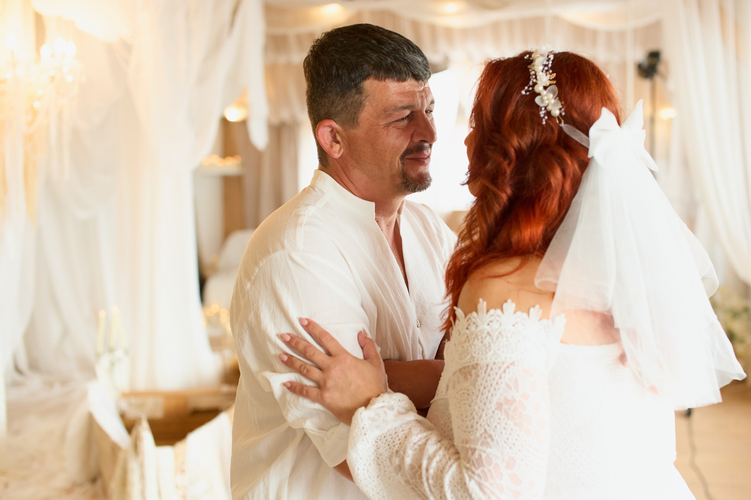 Свадебная фотосессия в фотостудии. Репортажный и женский фотограф в Новосибирске