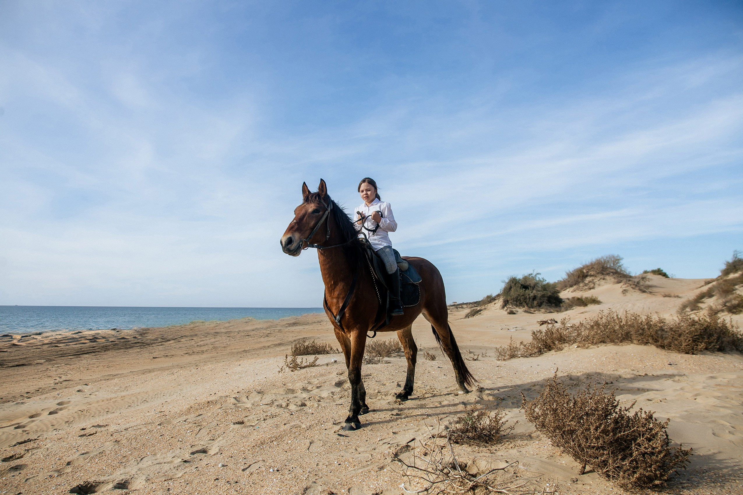 Девочка верхом на лошади в Анапе