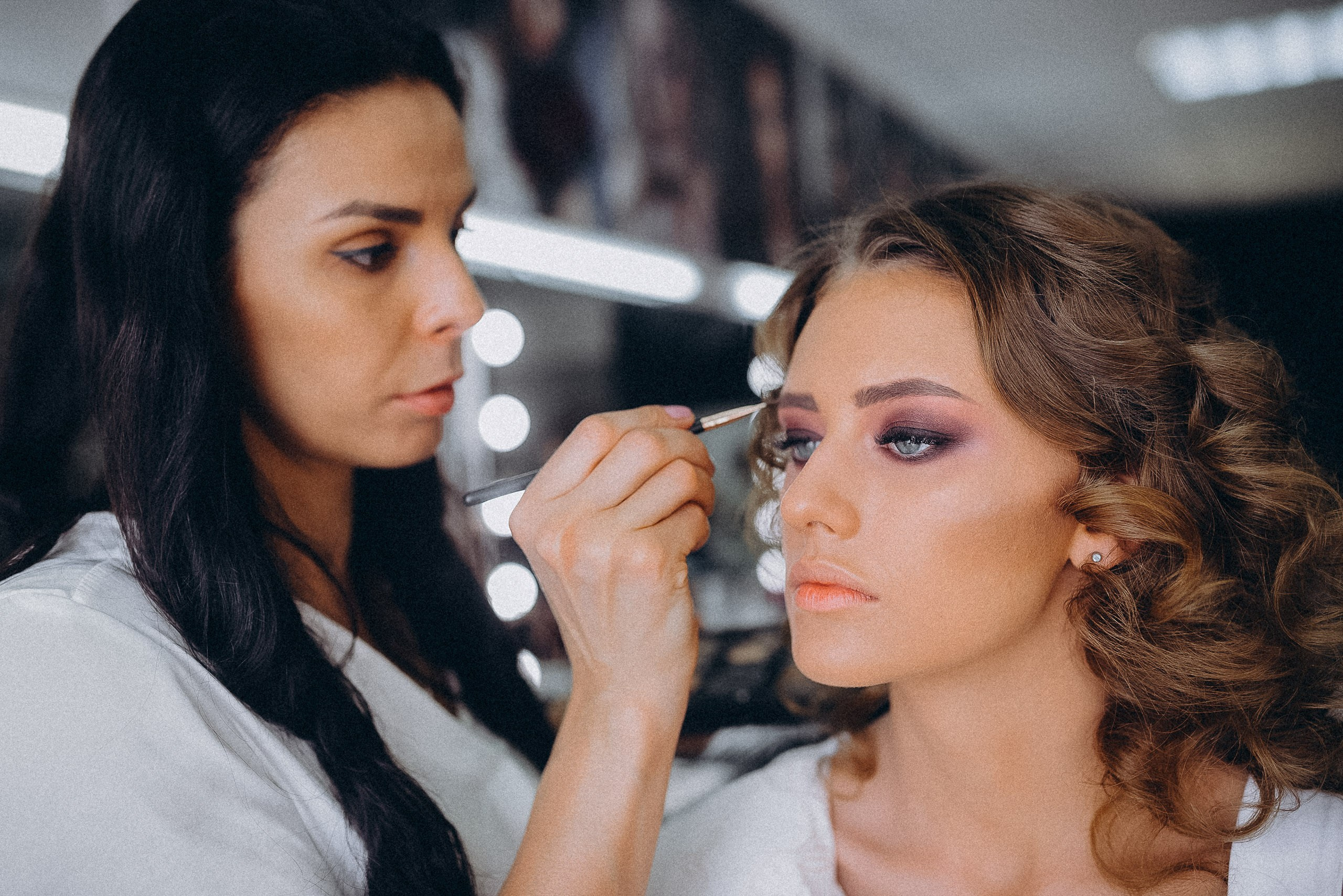 Профессиональный макияж для сцены: работа визажиста над образом участницы «Мисс Радио Европа Плюс» в гримерной.