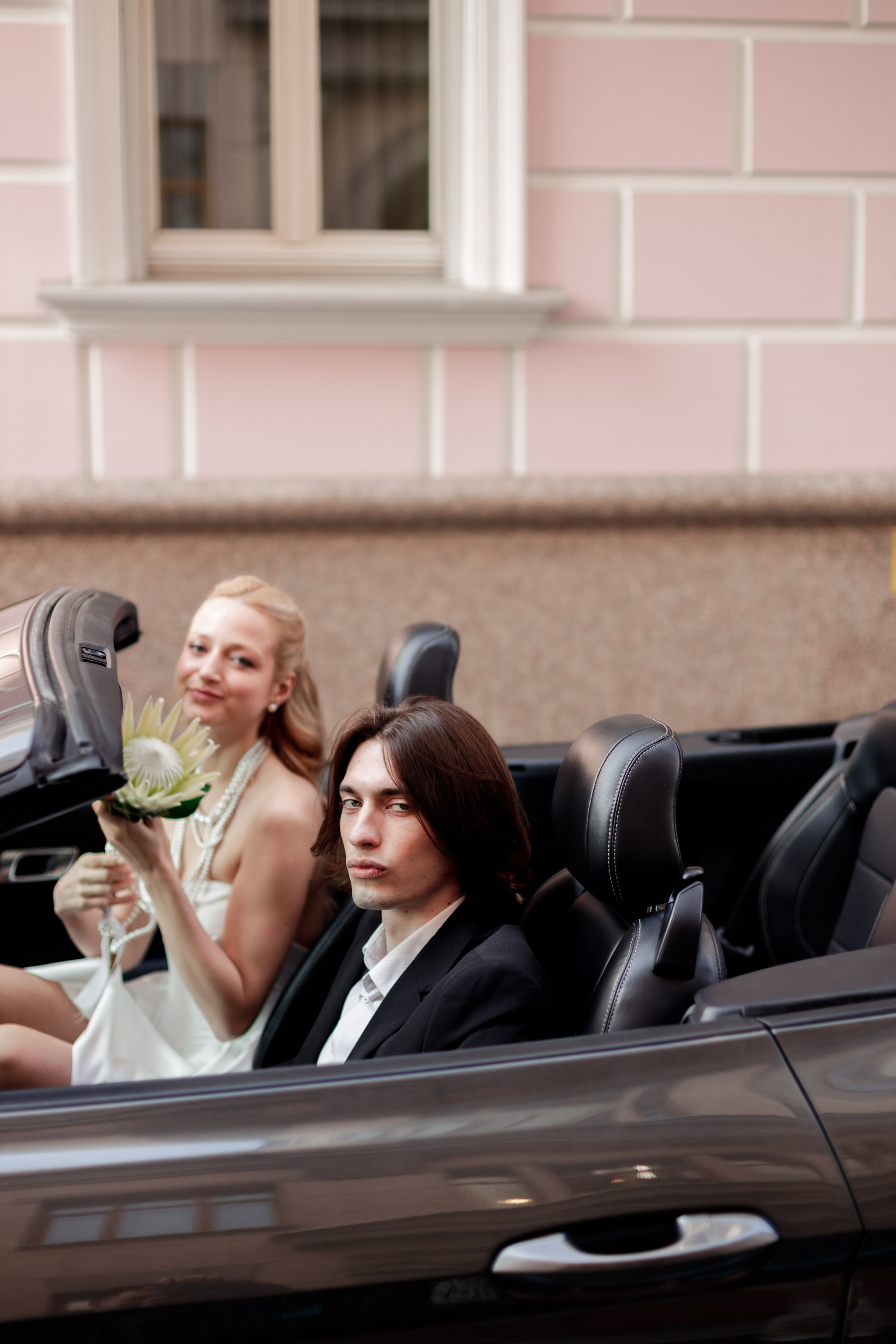 Свадебная фотосессия с автомобилем в центре Москвы, фотограф свадьбам Москва