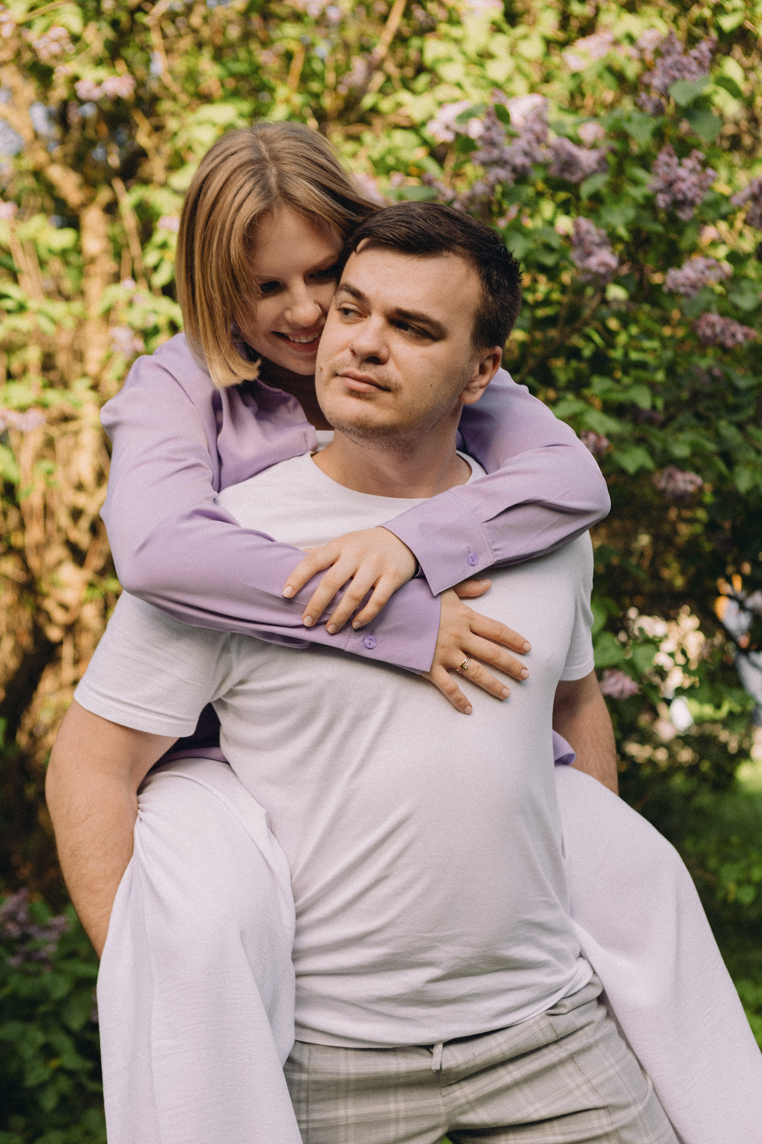 Фотосессия для пары в сиреневом саду. Фотограф Калагина Светлана